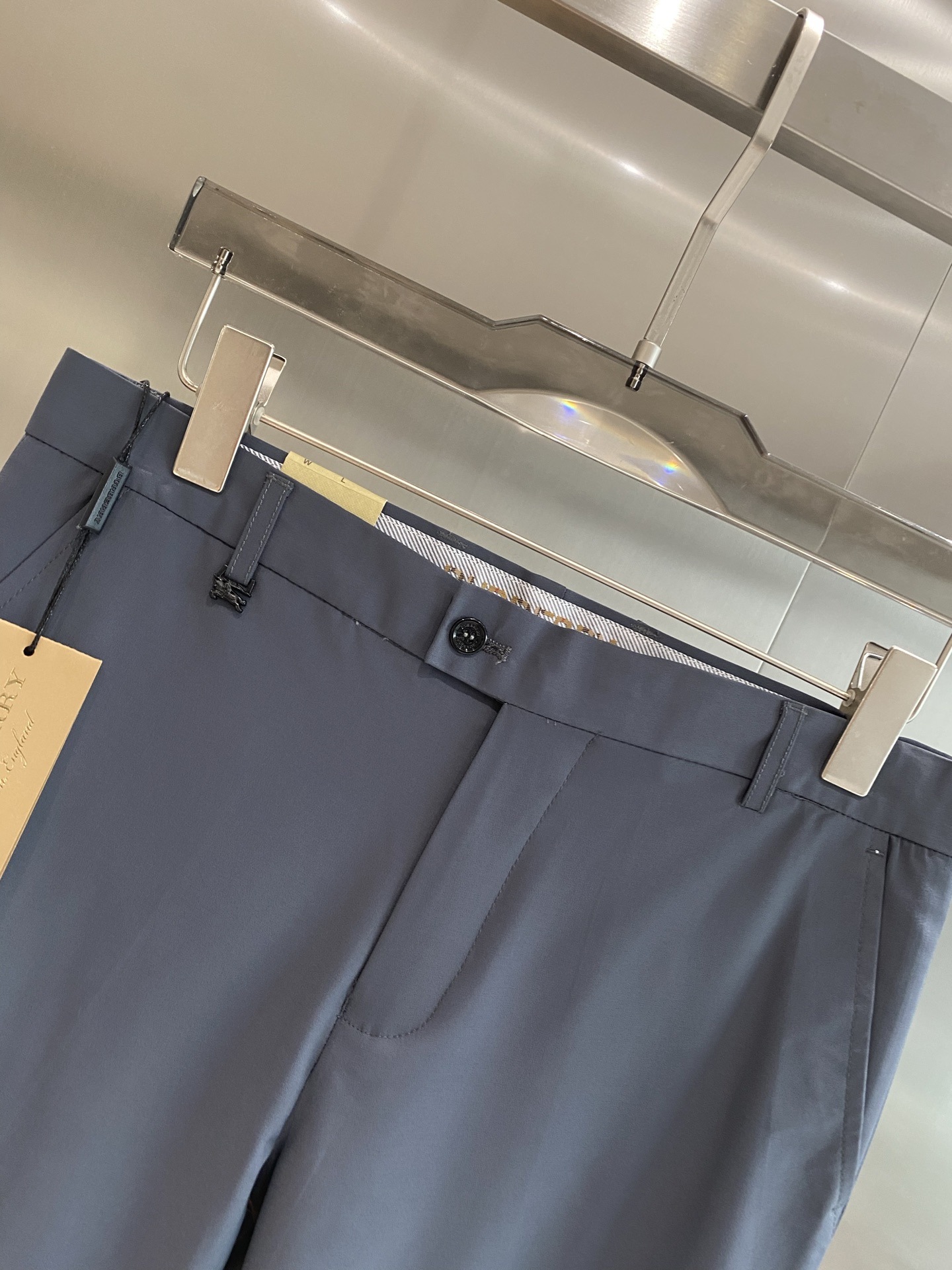 “New Peaks: 205 Leisure Shorts with Trophies Design, Custom Fabric, and Exemption from Inspection” - 图片 3
