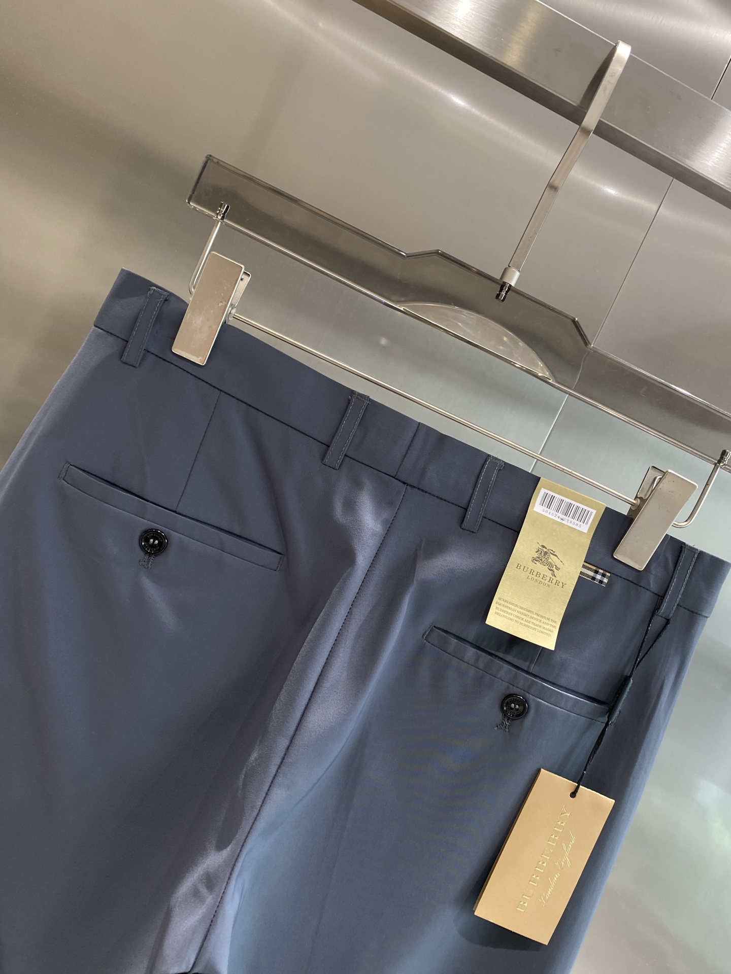 “New Peaks: 205 Leisure Shorts with Trophies Design, Custom Fabric, and Exemption from Inspection” - 图片 9