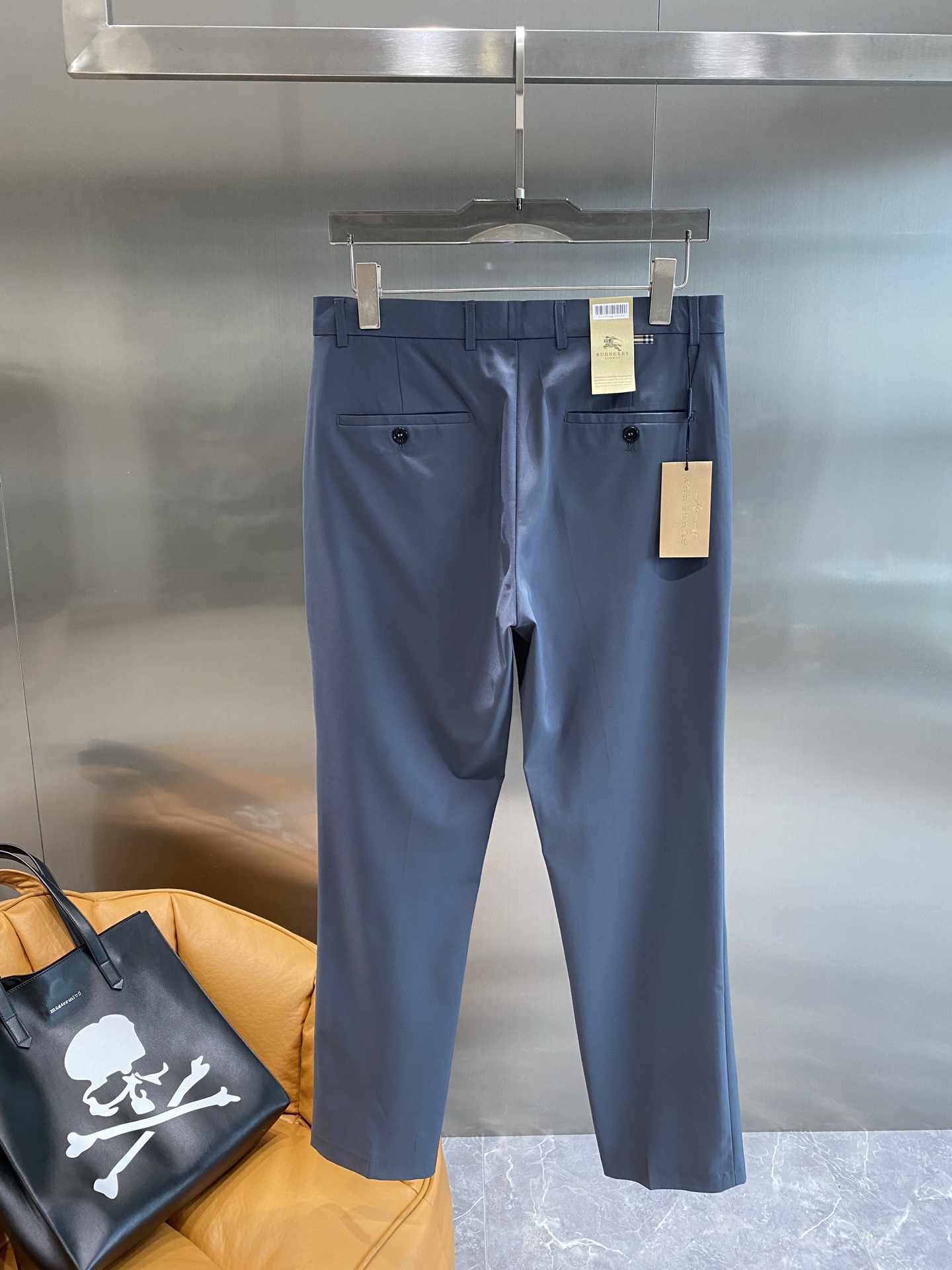 “New Peaks: 205 Leisure Shorts with Trophies Design, Custom Fabric, and Exemption from Inspection” - 图片 8