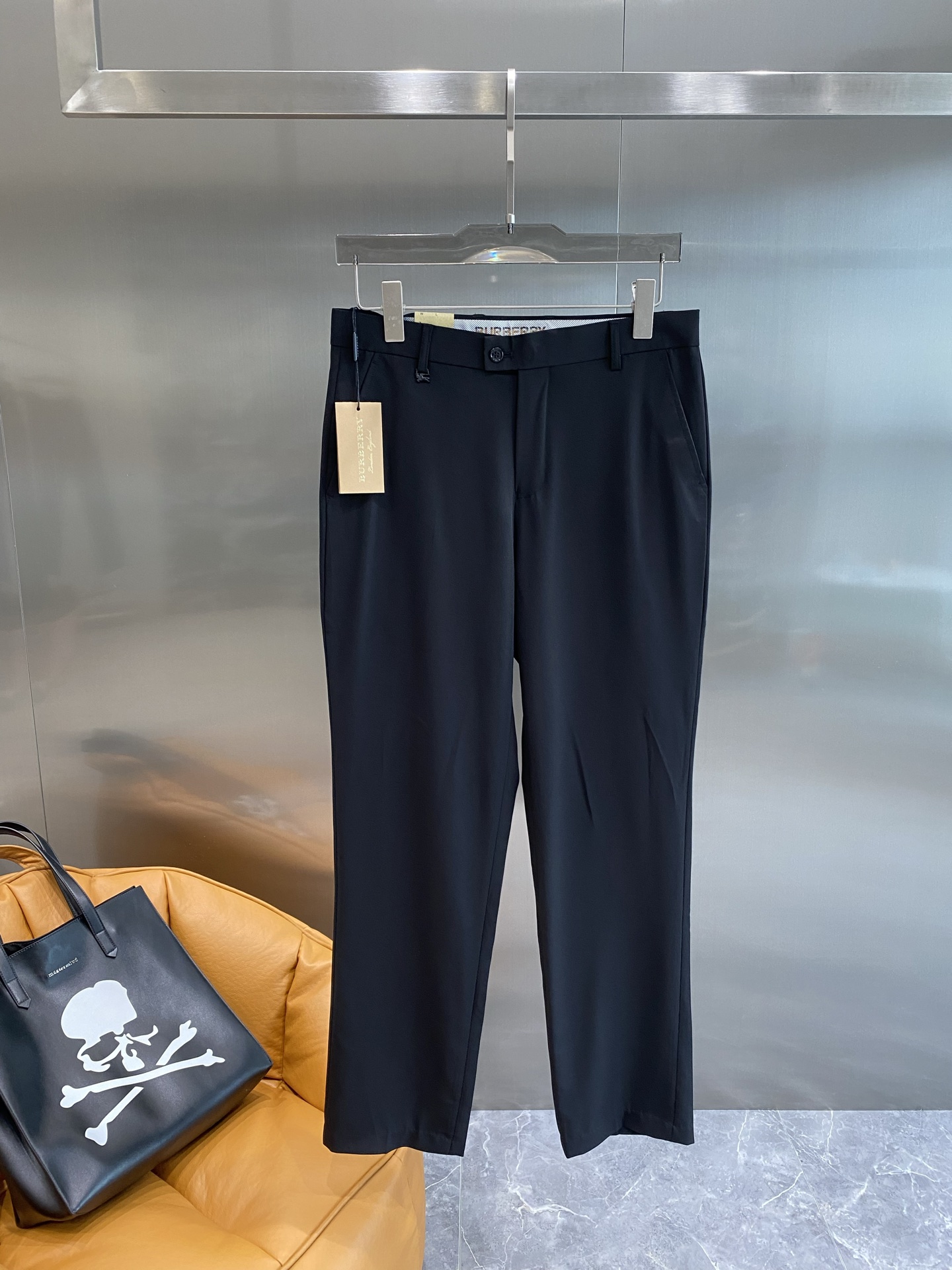 “New Peaks: 205 Leisure Shorts with Trophies Design, Fabric Customization, and Exemption from Inspection” - 图片 2