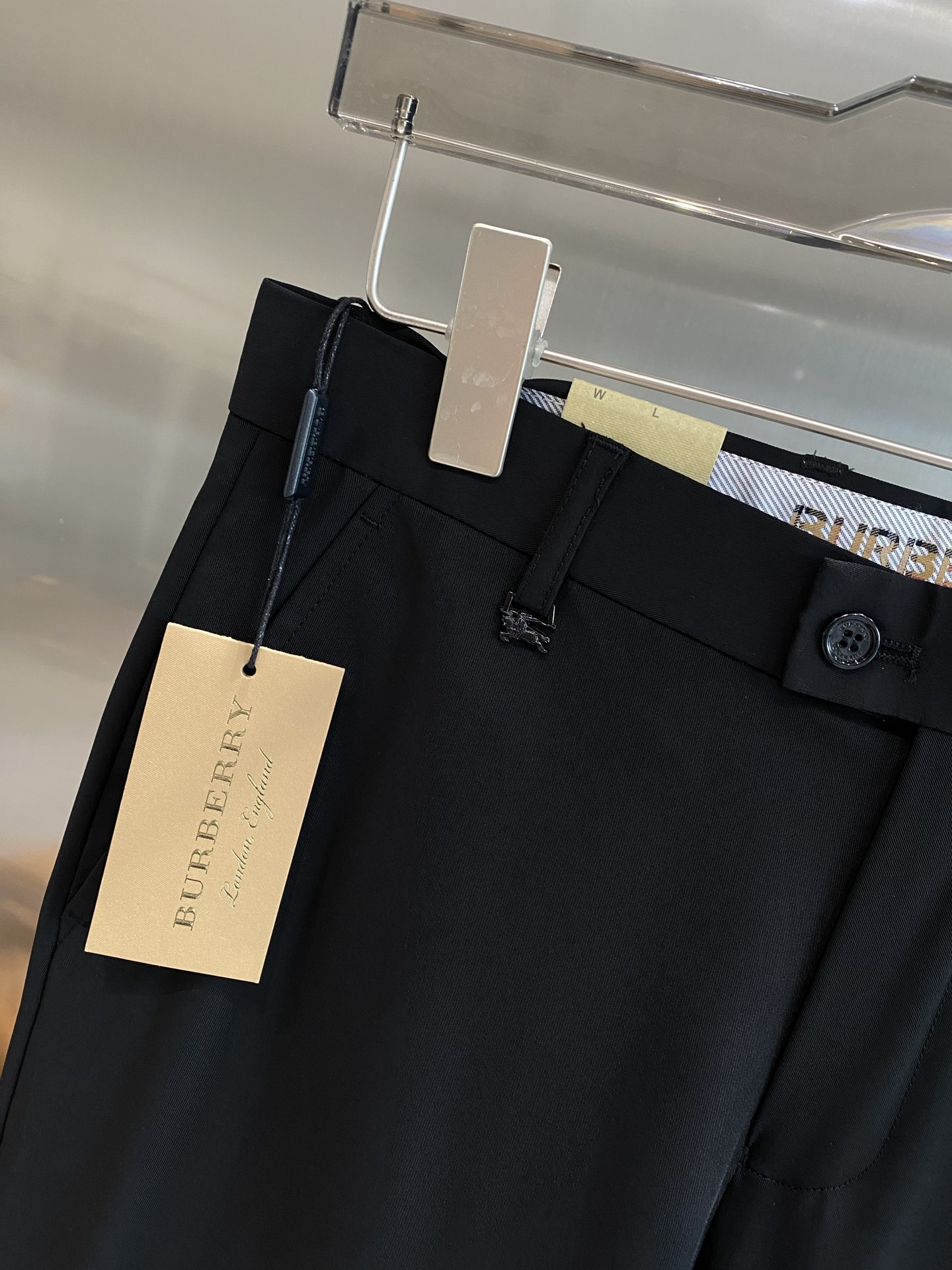 “New Peaks: 205 Leisure Shorts with Trophies Design, Fabric Customization, and Exemption from Inspection” - 图片 6