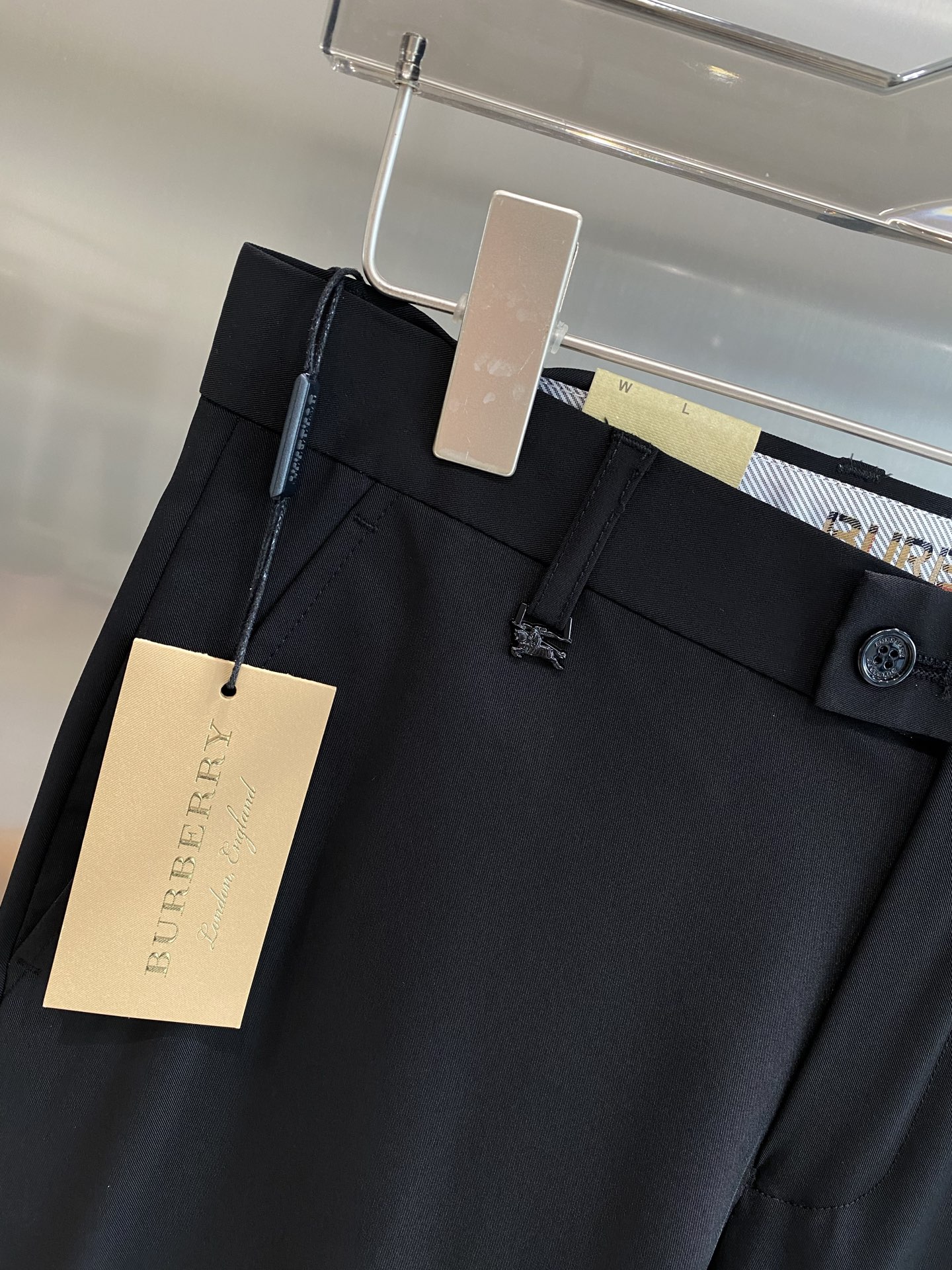 “New Peaks: 205 Leisure Shorts with Trophies Design, Fabric Customization, and Exemption from Inspection” - 图片 4