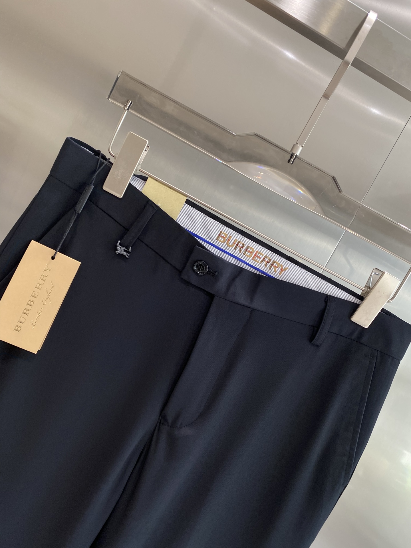 “New Peaks: 205 Leisure Shorts with Trophies Design, Fabric Customization, and Factory Inspection Exemption” - 图片 3