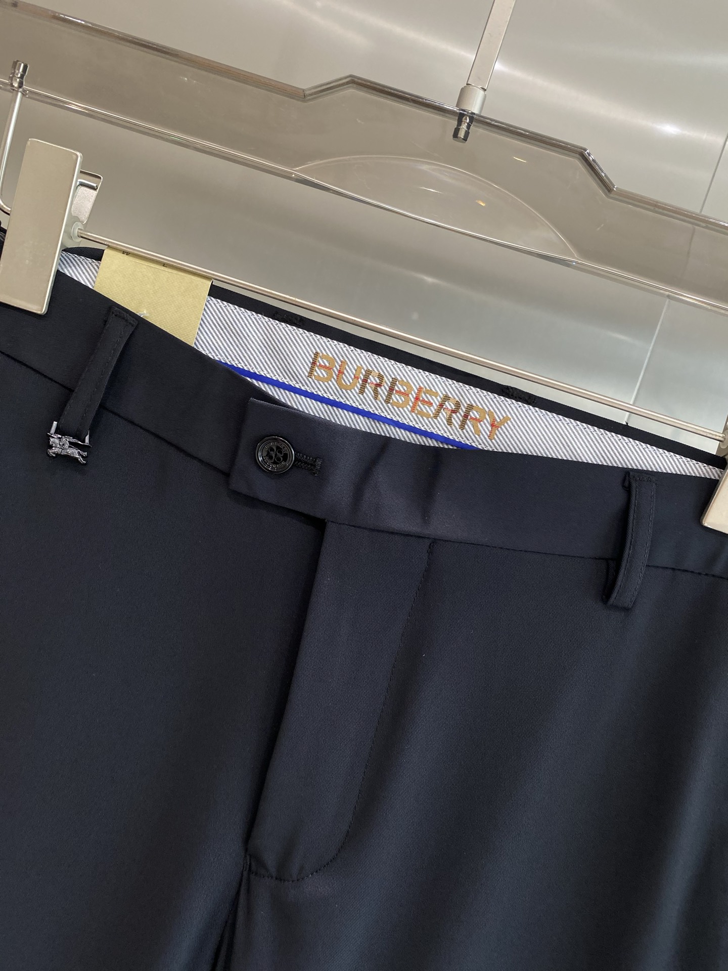 “New Peaks: 205 Leisure Shorts with Trophies Design, Fabric Customization, and Factory Inspection Exemption” - 图片 5