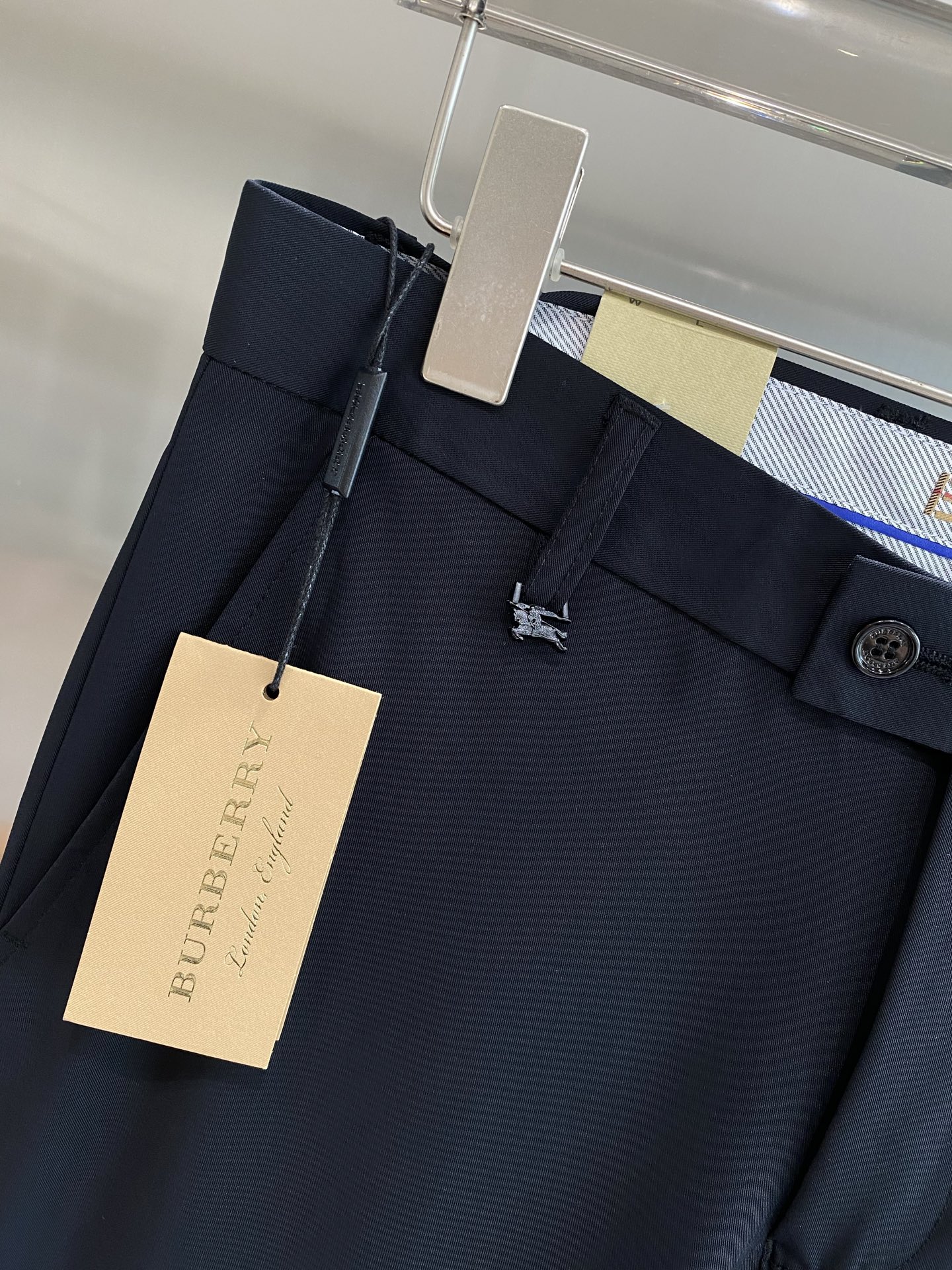 “New Peaks: 205 Leisure Shorts with Trophies Design, Fabric Customization, and Factory Inspection Exemption” - 图片 6