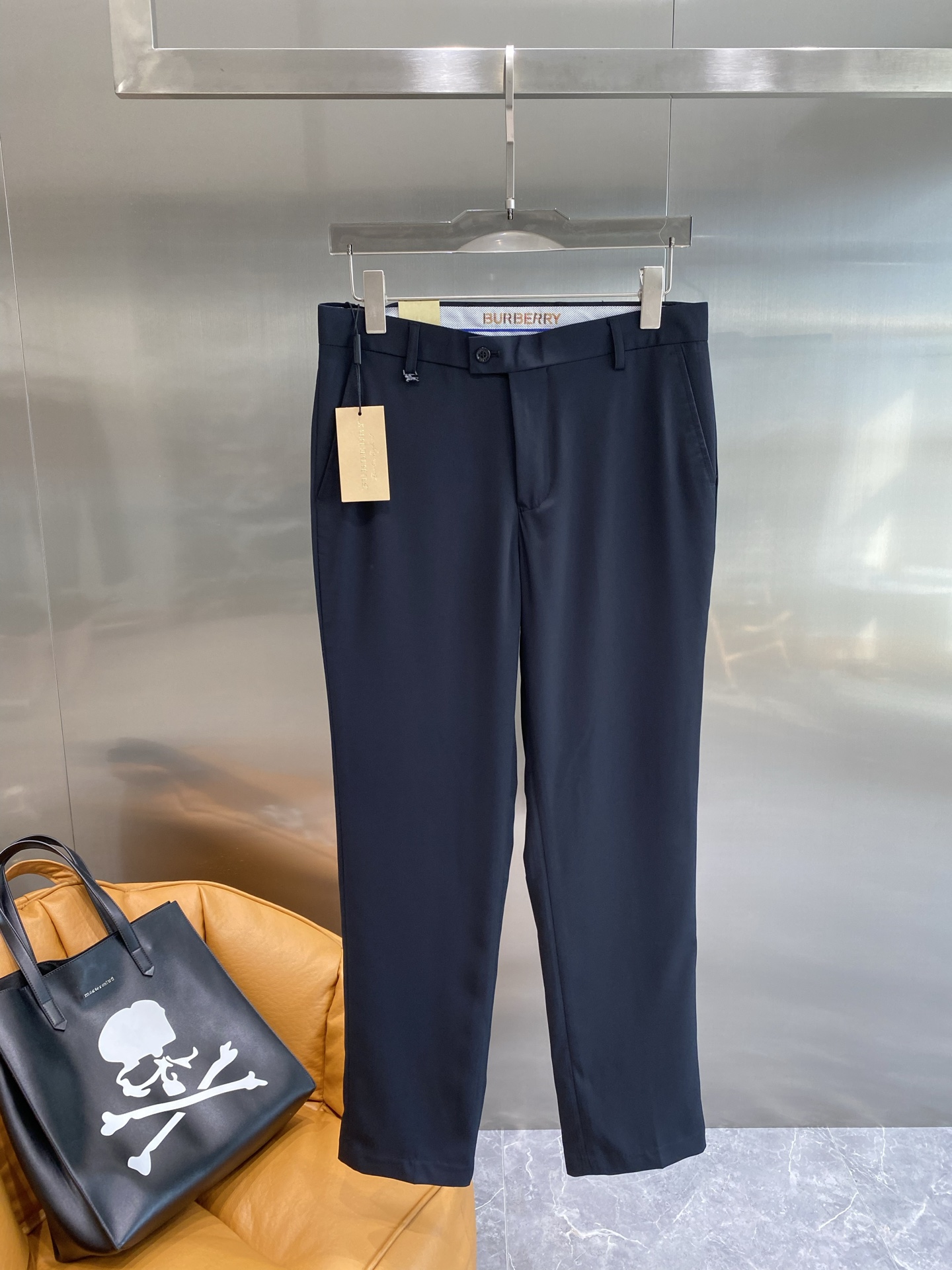 “New Peaks: 205 Leisure Shorts with Trophies Design, Fabric Customization, and Factory Inspection Exemption” - 图片 2