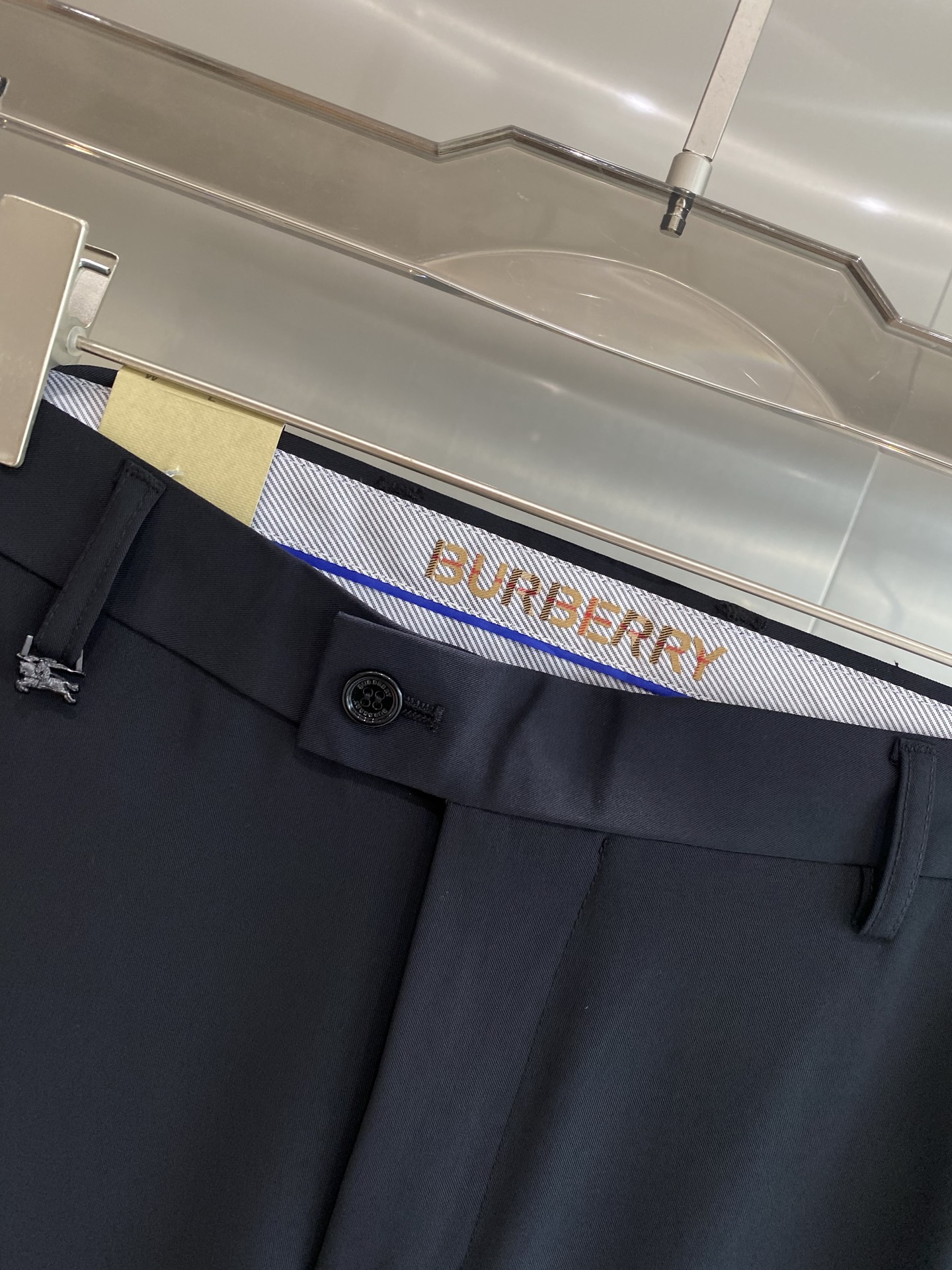 “New Peaks: 205 Leisure Shorts with Trophies Design, Fabric Customization, and Factory Inspection Exemption” - 图片 4