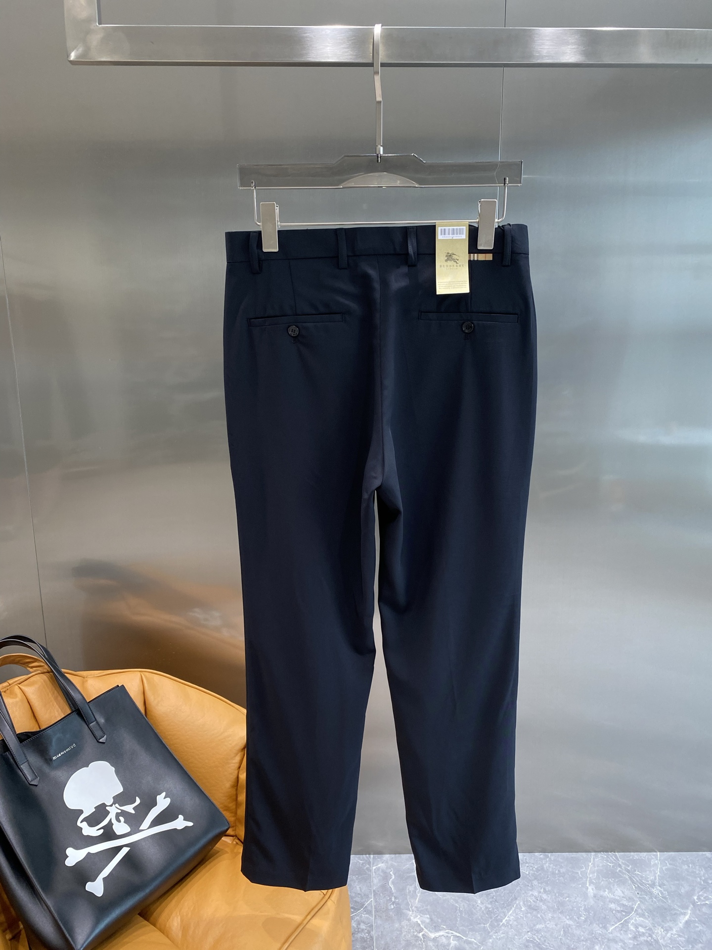 “New Peaks: 205 Leisure Shorts with Trophies Design, Fabric Customization, and Factory Inspection Exemption” - 图片 9