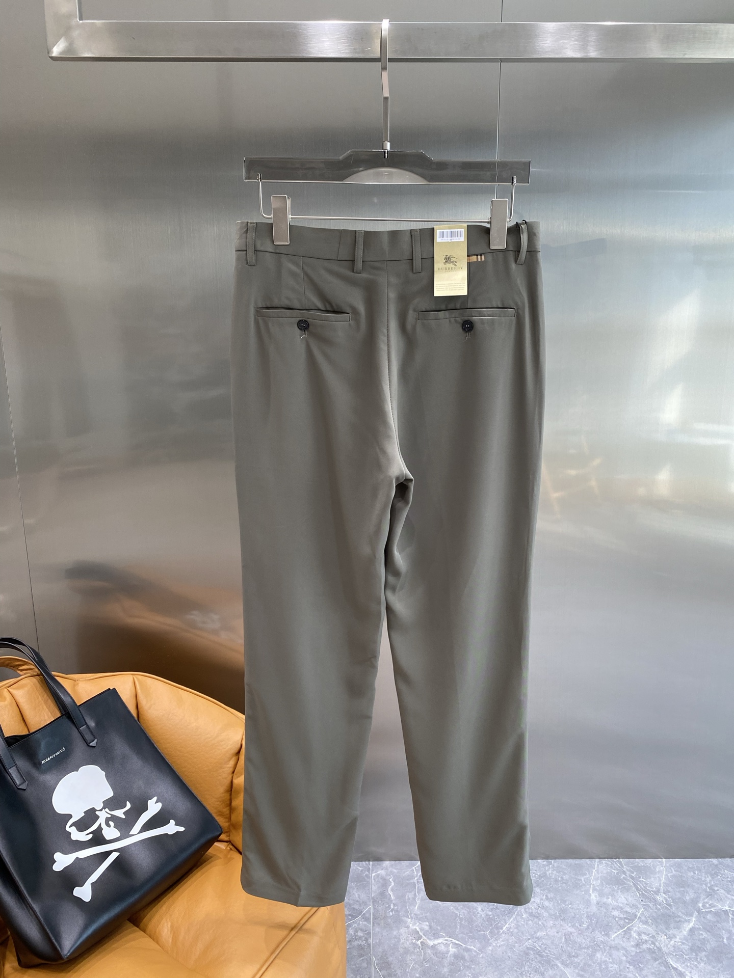 “New Peaks: 205 Leisure Shorts with Trophies Design, Fabric Customization, and Exemption from Inspection” - 图片 7