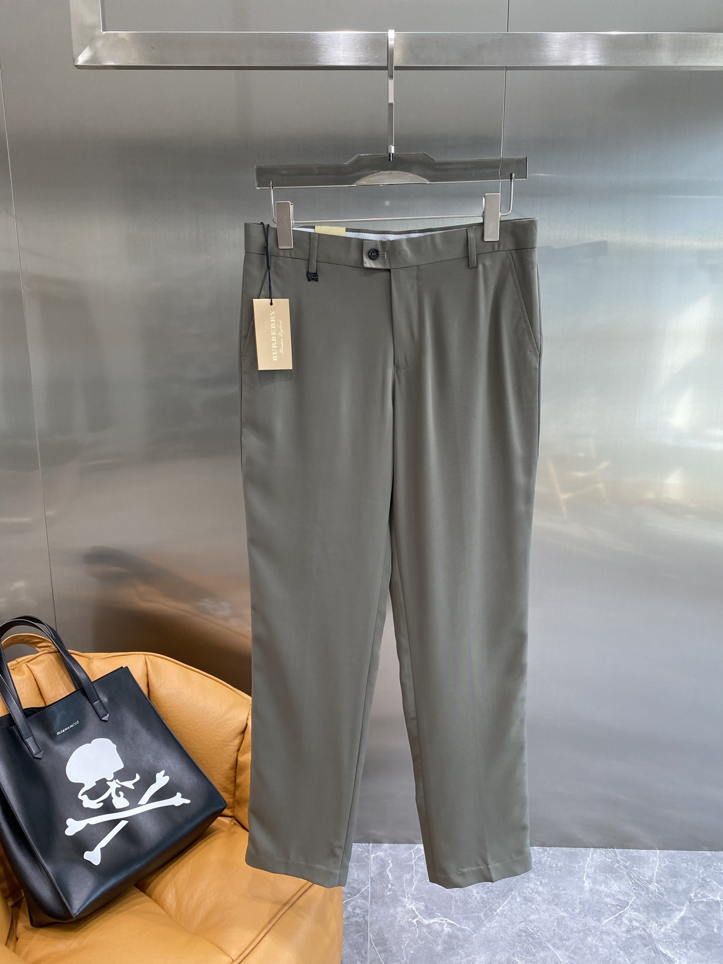 “New Peaks: 205 Leisure Shorts with Trophies Design, Fabric Customization, and Exemption from Inspection” - 图片 2
