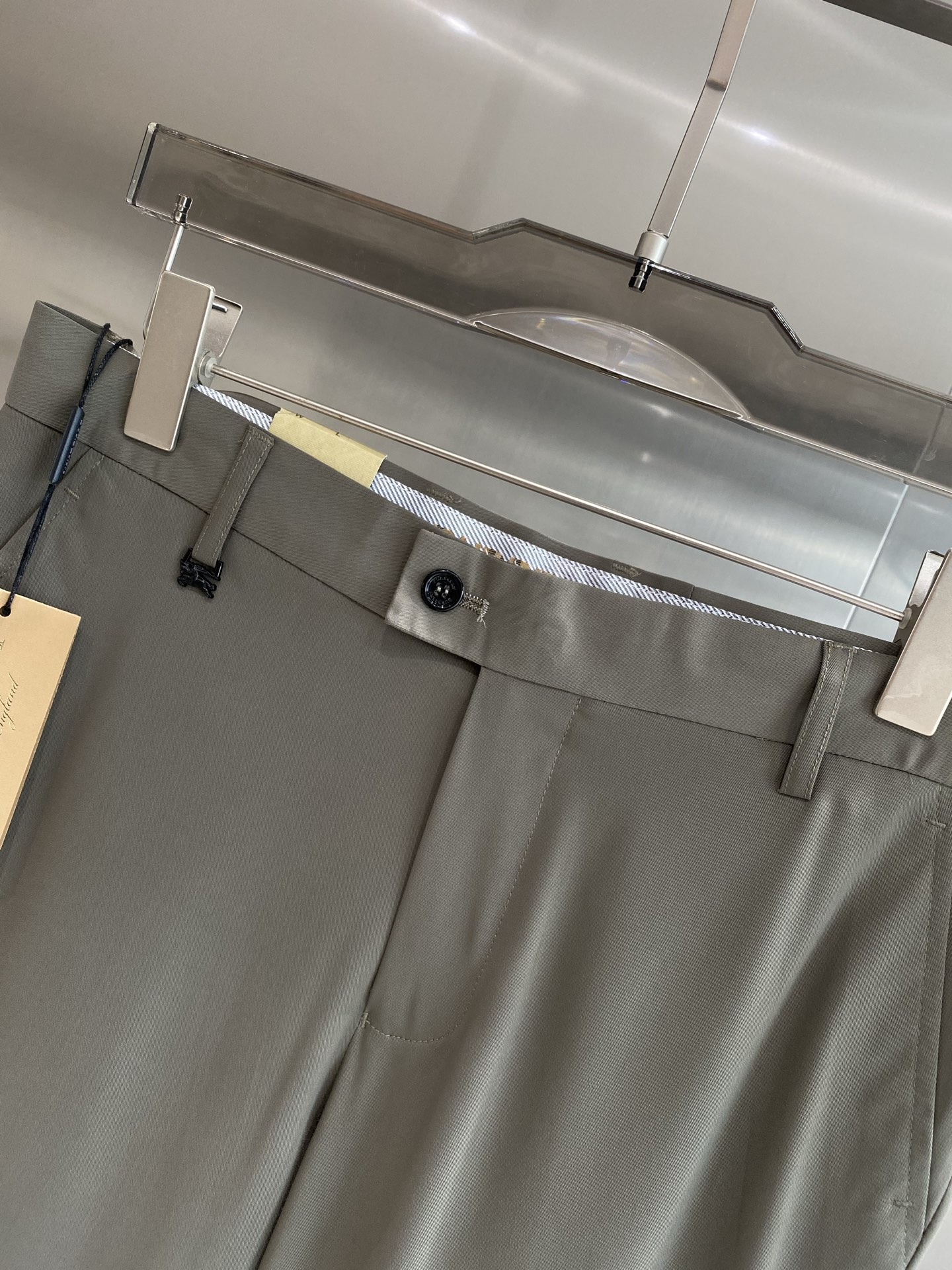 “New Peaks: 205 Leisure Shorts with Trophies Design, Fabric Customization, and Exemption from Inspection” - 图片 5