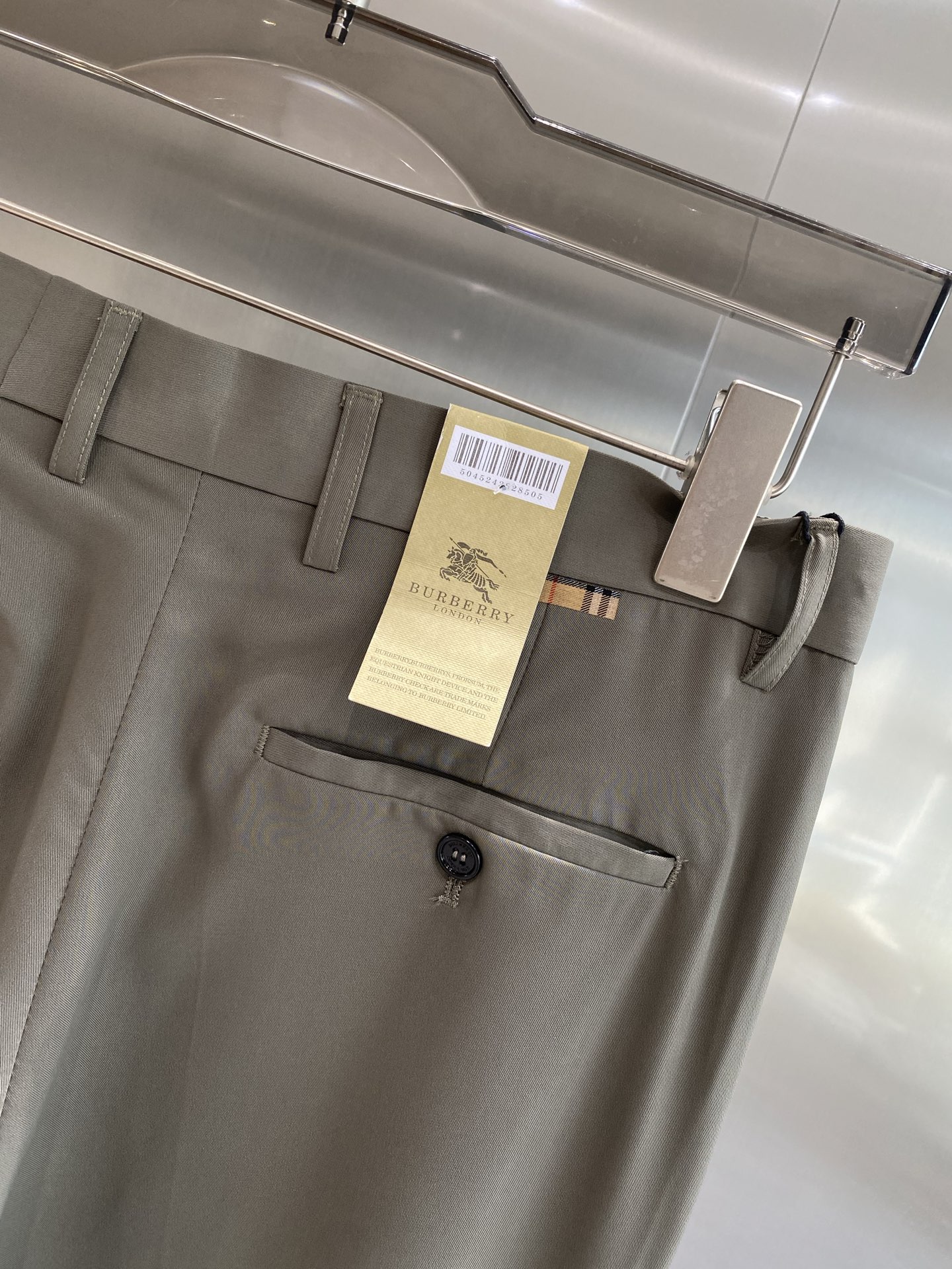 “New Peaks: 205 Leisure Shorts with Trophies Design, Fabric Customization, and Exemption from Inspection” - 图片 9