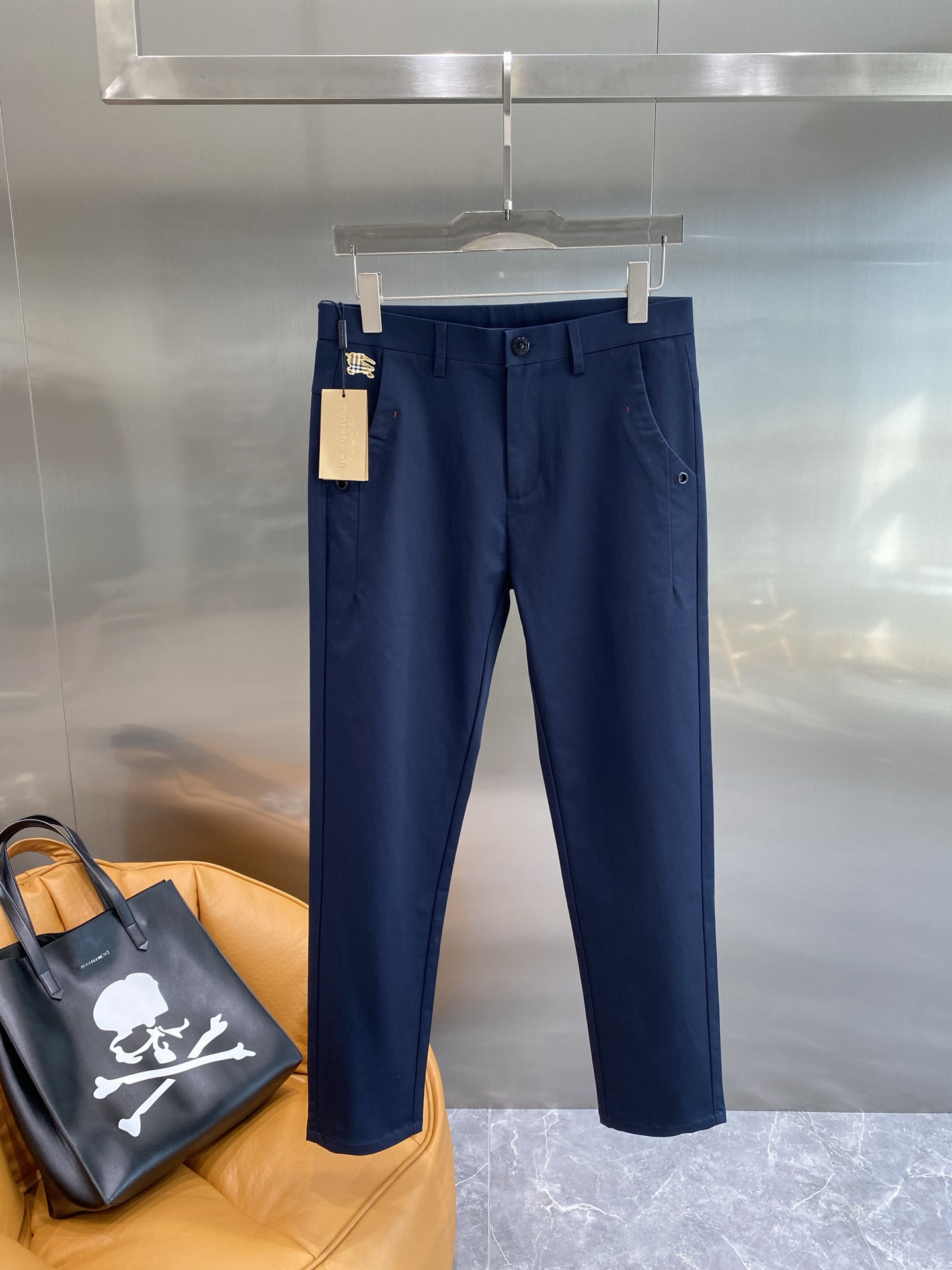 “New Peaks: 205 Leisure Shorts with Trophies Design and Fabric Customization” - 图片 2