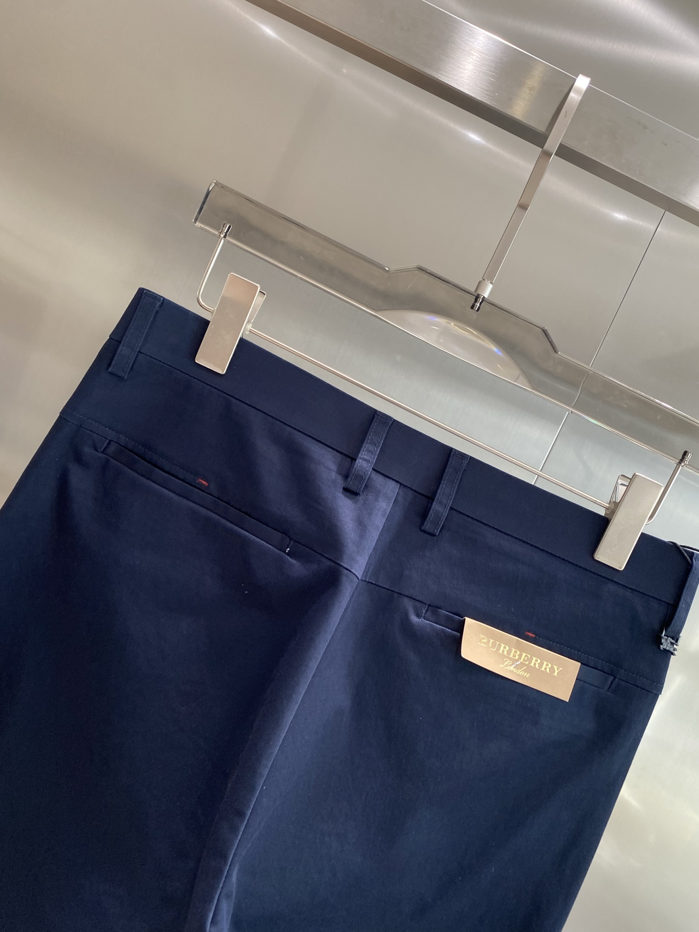 “New Peaks: 205 Leisure Shorts with Trophies Design and Fabric Customization” - 图片 9