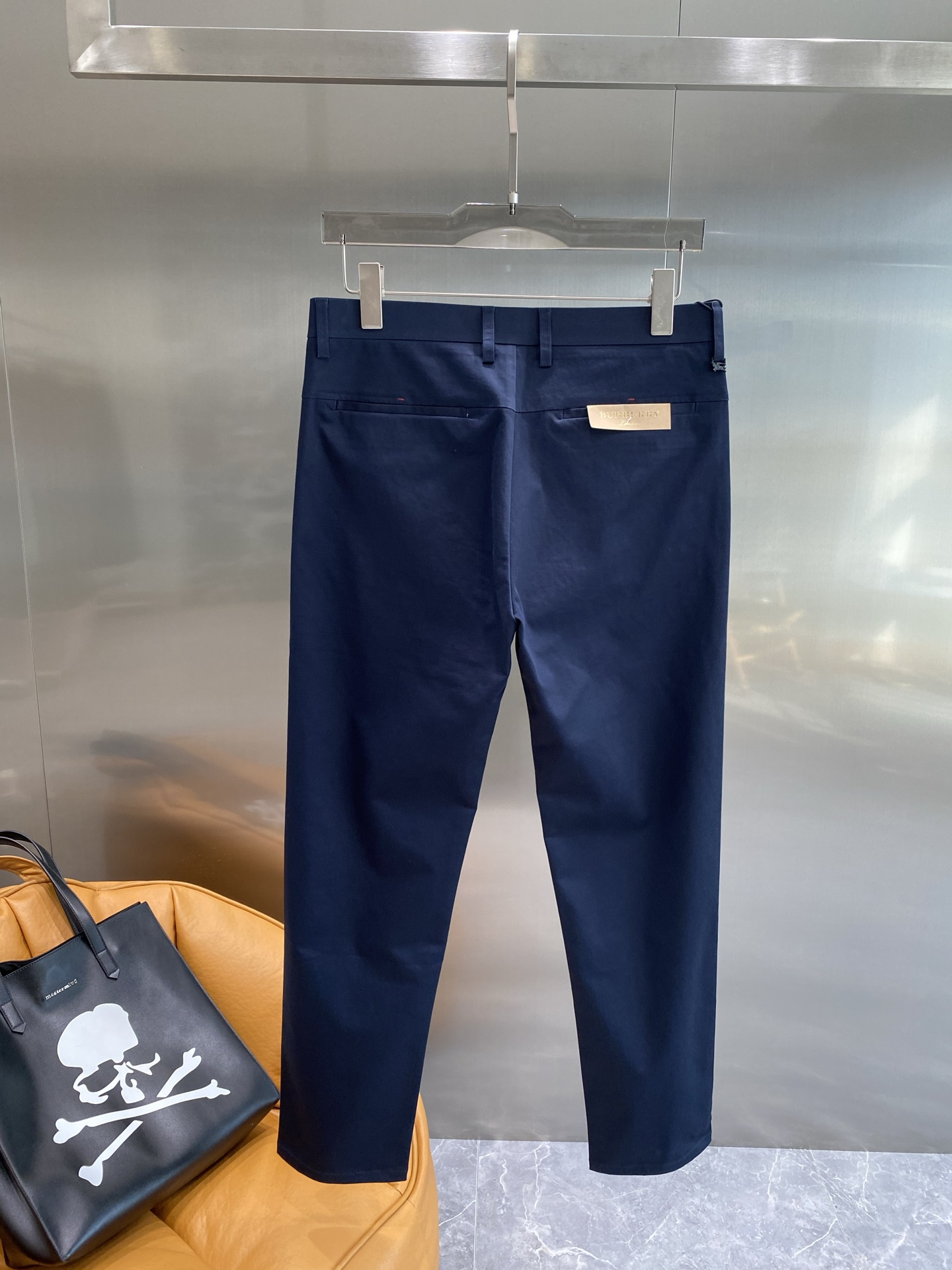 “New Peaks: 205 Leisure Shorts with Trophies Design and Fabric Customization” - 图片 8