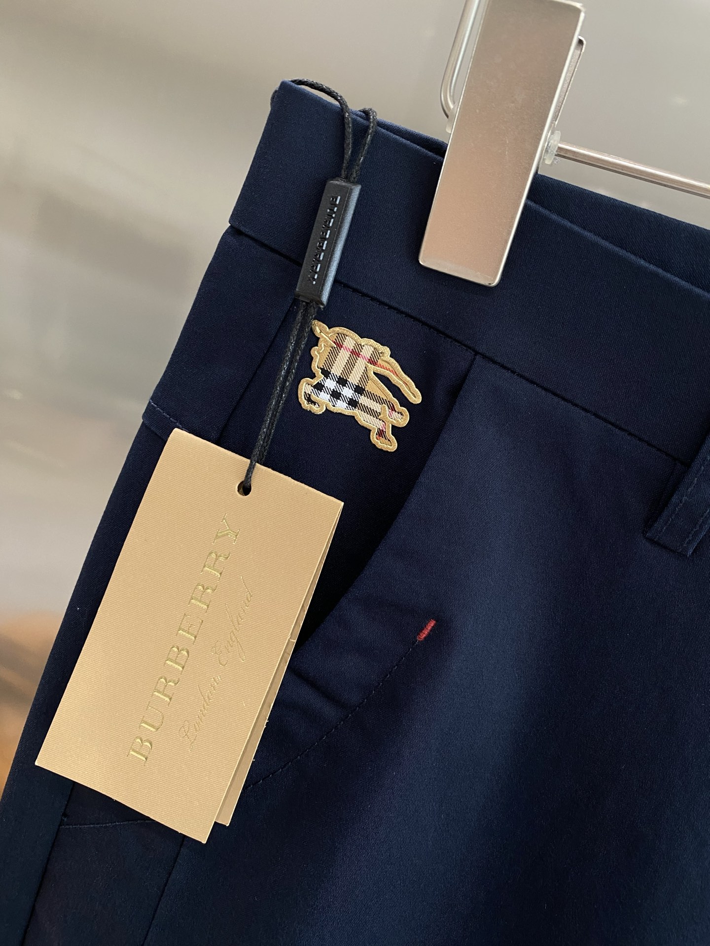 “New Peaks: 205 Leisure Shorts with Trophies Design and Fabric Customization” - 图片 6