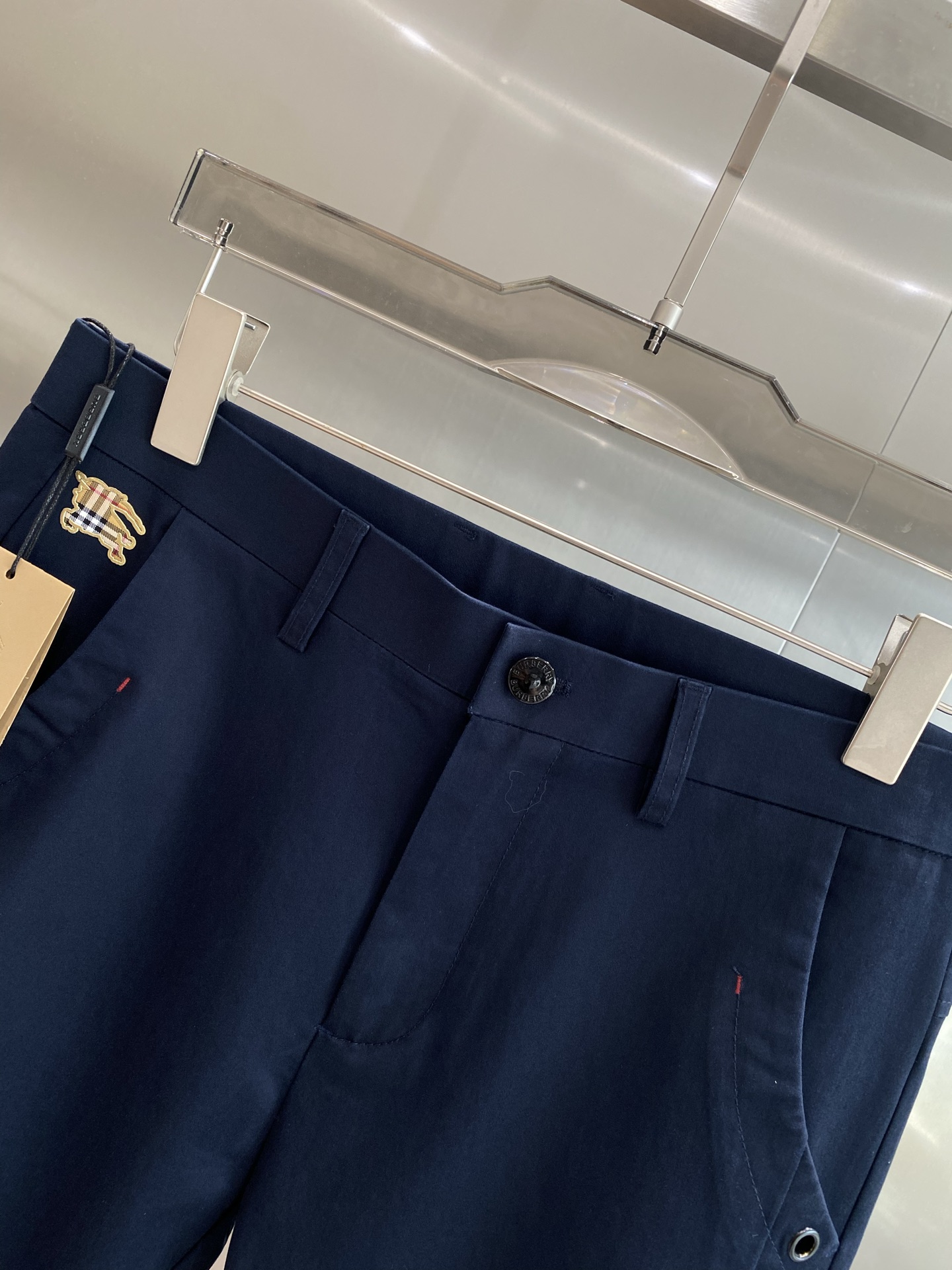 “New Peaks: 205 Leisure Shorts with Trophies Design and Fabric Customization” - 图片 3