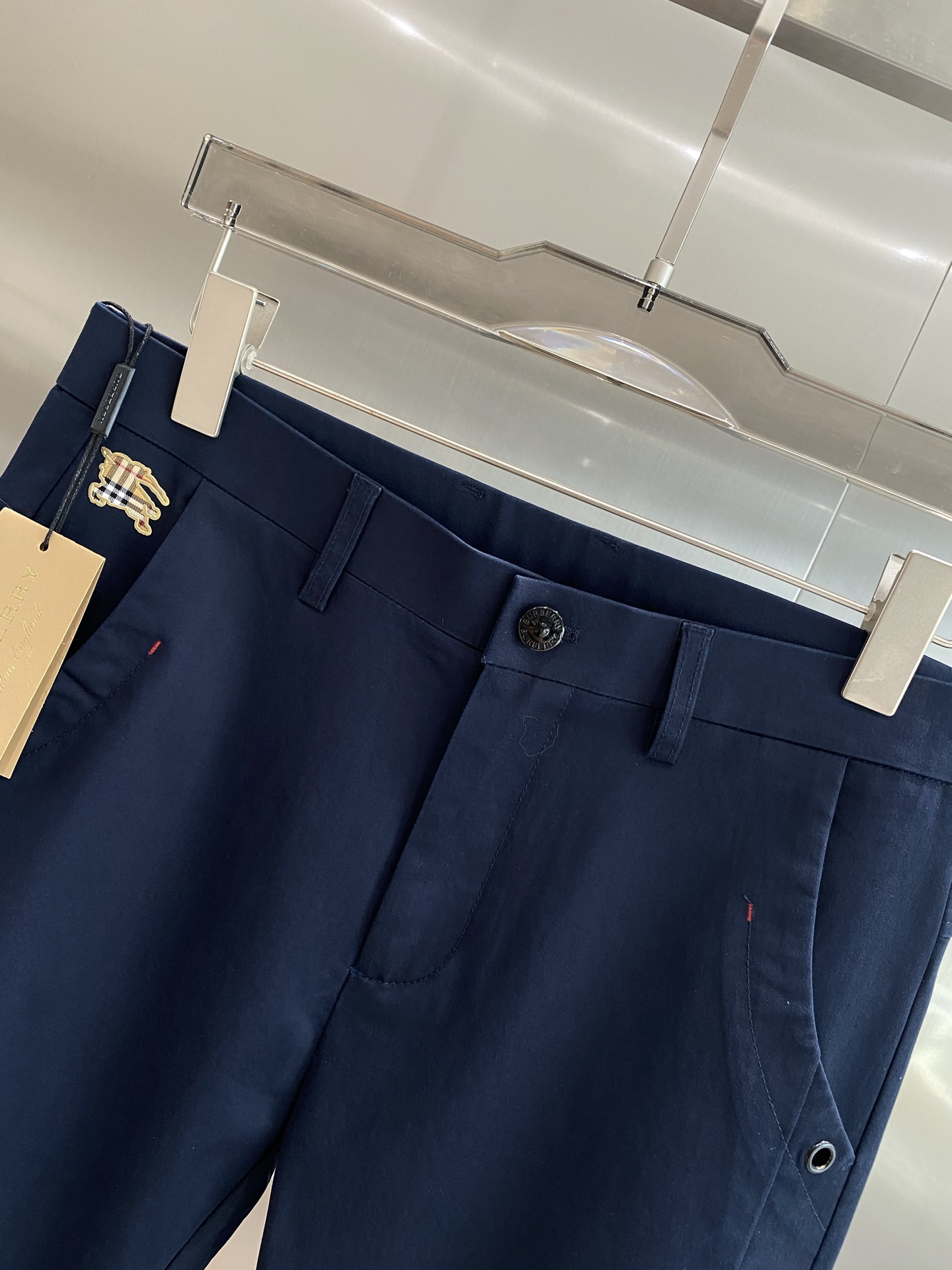 “New Peaks: 205 Leisure Shorts with Trophies Design and Fabric Customization” - 图片 4