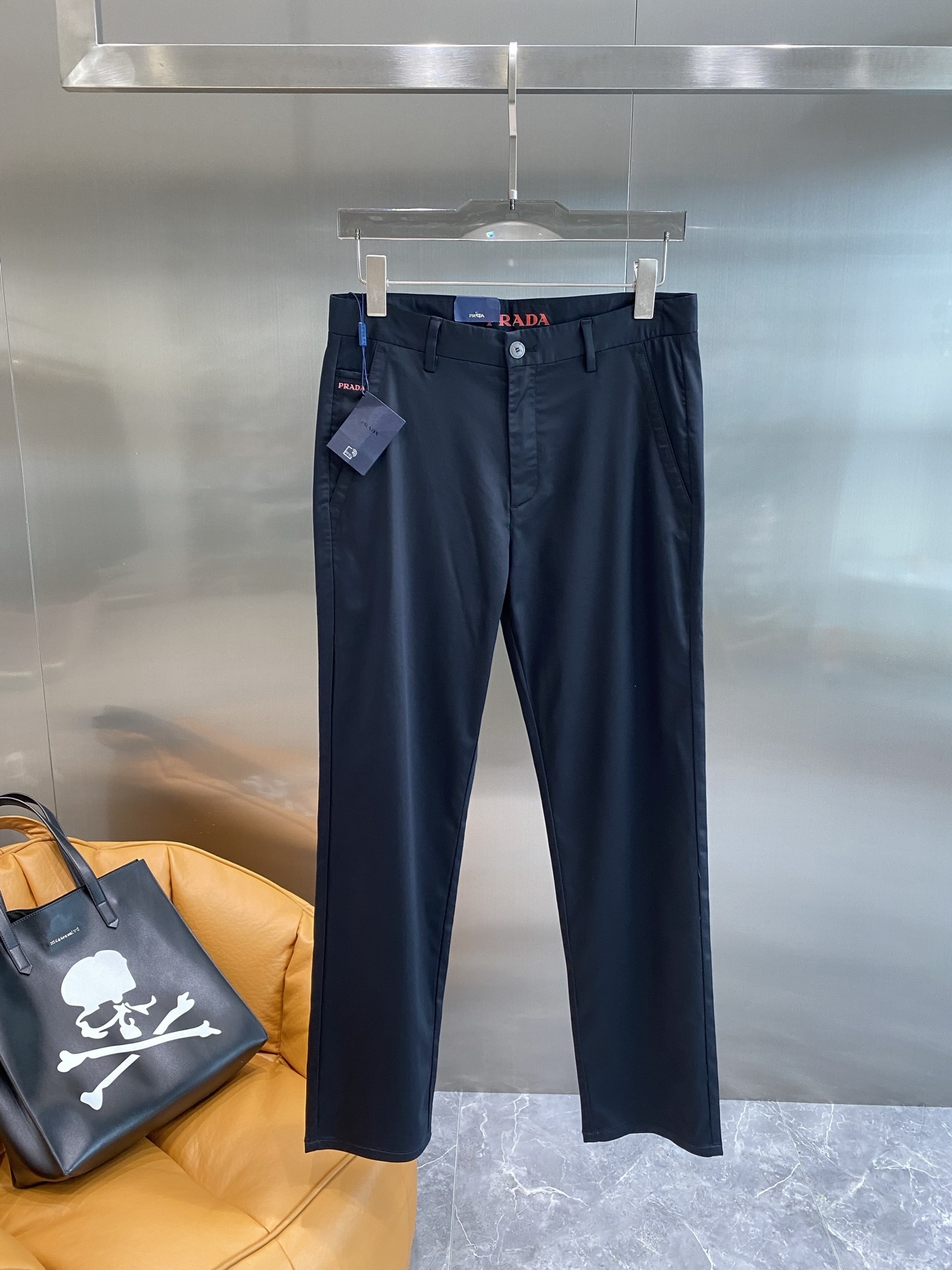 NO:512883,'Pujia' 2025 spring and summer new style, the latest customized original casual pants. The original pants are casual and versatile, casual and lazy, high-end custom spandex blend fabric is soft and comfortable, breathable, full of cotton, customized craftsmanship, three-dimensional tailoring, stylish upper body, and full of comfort. High-end and atmospheric, the first choice for business and leisure 29-40,,prada,alexander wang19860909《普家》 2025春夏季新款,最新定制原版休闲裤.原版裤型上身休闲百搭、随性慵懒范,高级定制氨纶混纺面料柔软舒适 透气 棉感十足 订制工艺 立体剪裁 上身有型 舒适感爆棚.高端大气,商务休闲首选 29-40,,prada,alexander wang,Men's clothing