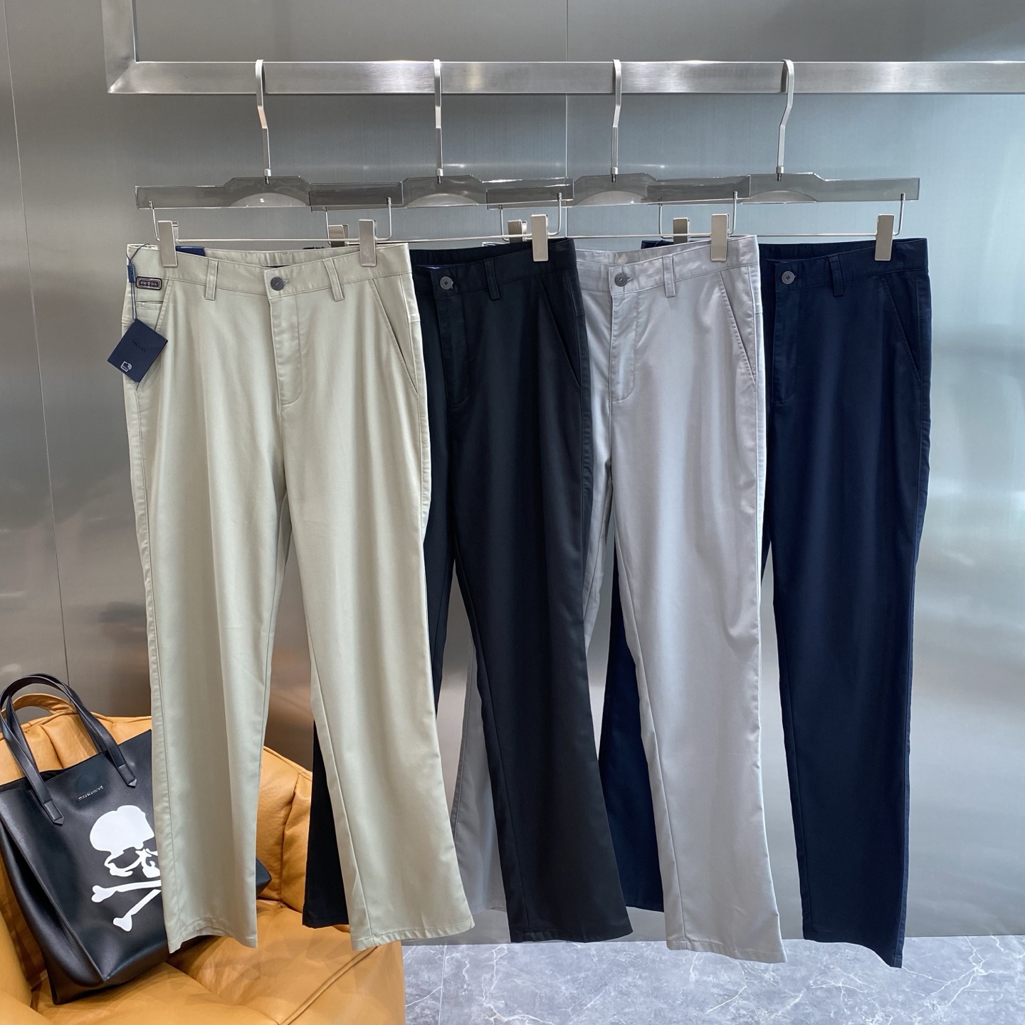 NO:491752,'Pujia' 2025 spring and summer new style, the latest customized original casual pants. The original pants are casual and versatile, casual and lazy, high-end custom spandex blend fabric is soft and comfortable, breathable, full of cotton, customized craftsmanship, three-dimensional tailoring, stylish upper body, and full of comfort. High-end and atmospheric, the first choice for business and leisure 29-36 the next day,,prada,alexander wang19860909《普家》 2025春夏季新款,最新定制原版休闲裤.原版裤型上身休闲百搭、随性慵懒范,高级定制氨纶混纺面料柔软舒适 透气 棉感十足 订制工艺 立体剪裁 上身有型 舒适感爆棚.高端大气,商务休闲首选 29-36隔天,,prada,alexander wang,Men's clothing