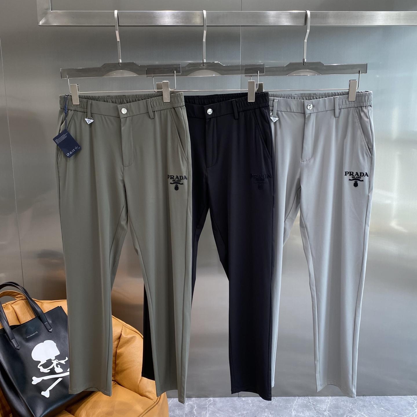 NO:491824,'Pujia' 2025 spring and summer new style, the latest customized original linen and cotton casual pants. The original pants are casual and versatile, casual and lazy, high-end custom fabrics are soft and comfortable, breathable, and full of cotton. Customized craftsmanship, three-dimensional tailoring, stylish and comfortable upper body, and full of comfort. High-end and atmospheric, the first choice for business and leisure 29-36 the next day,,prada,alexander wang19860909《普家》 2025春夏季新款,最新定制原版麻棉休闲裤.原版裤型上身休闲百搭、随性慵懒范,高级定制面料柔软舒适 透气 棉感十足 订制工艺 立体剪裁 上身有型 舒适感爆棚.高端大气,商务休闲首选 29-36隔天,,prada,alexander wang,Men's clothing