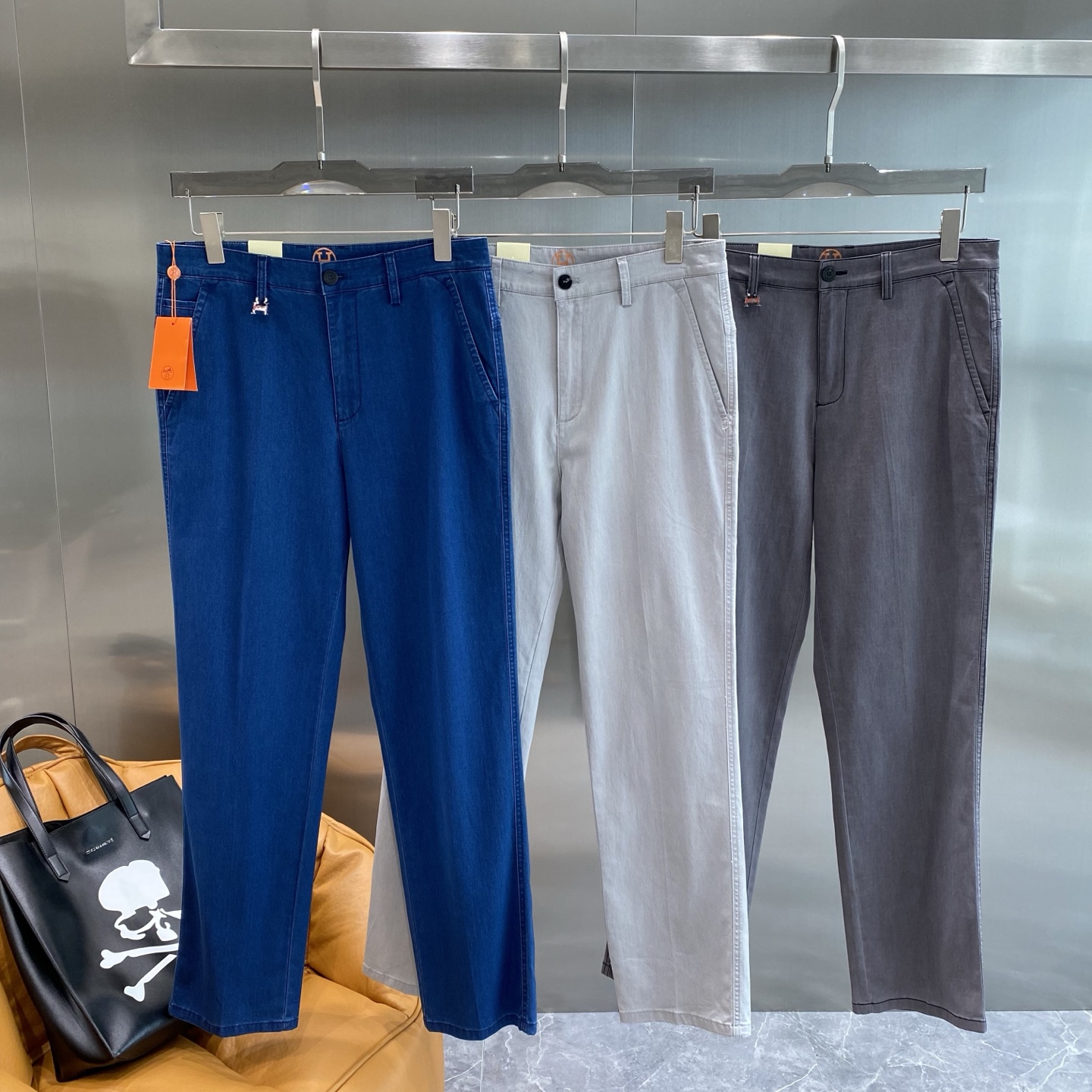 “New Lovers: 205 Trophy Design Leisure Shorts with Fabric Customization” - 图片 1