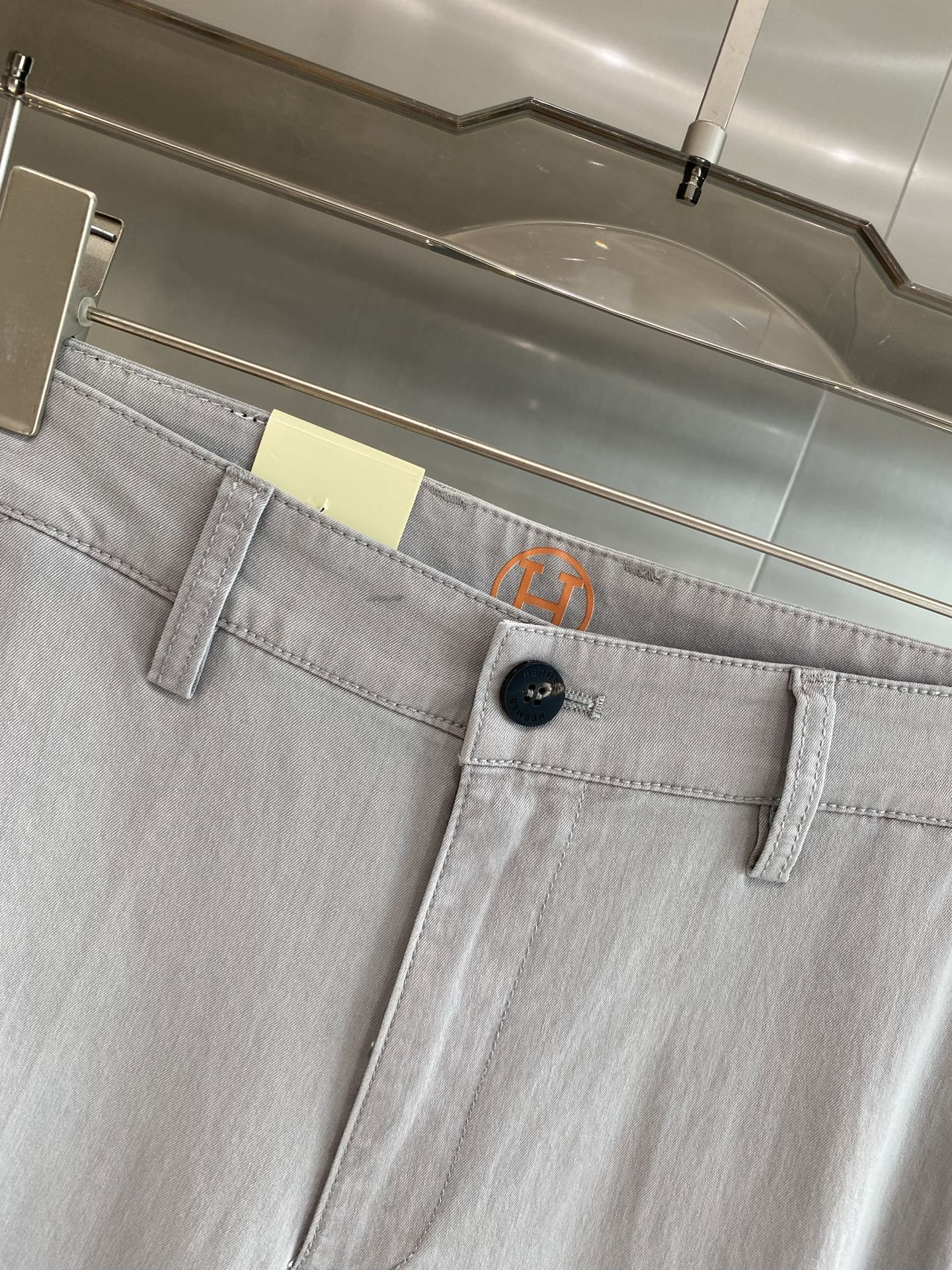 “New Lovers: 205 Trophy Design Leisure Shorts with Fabric Customization” - 图片 5