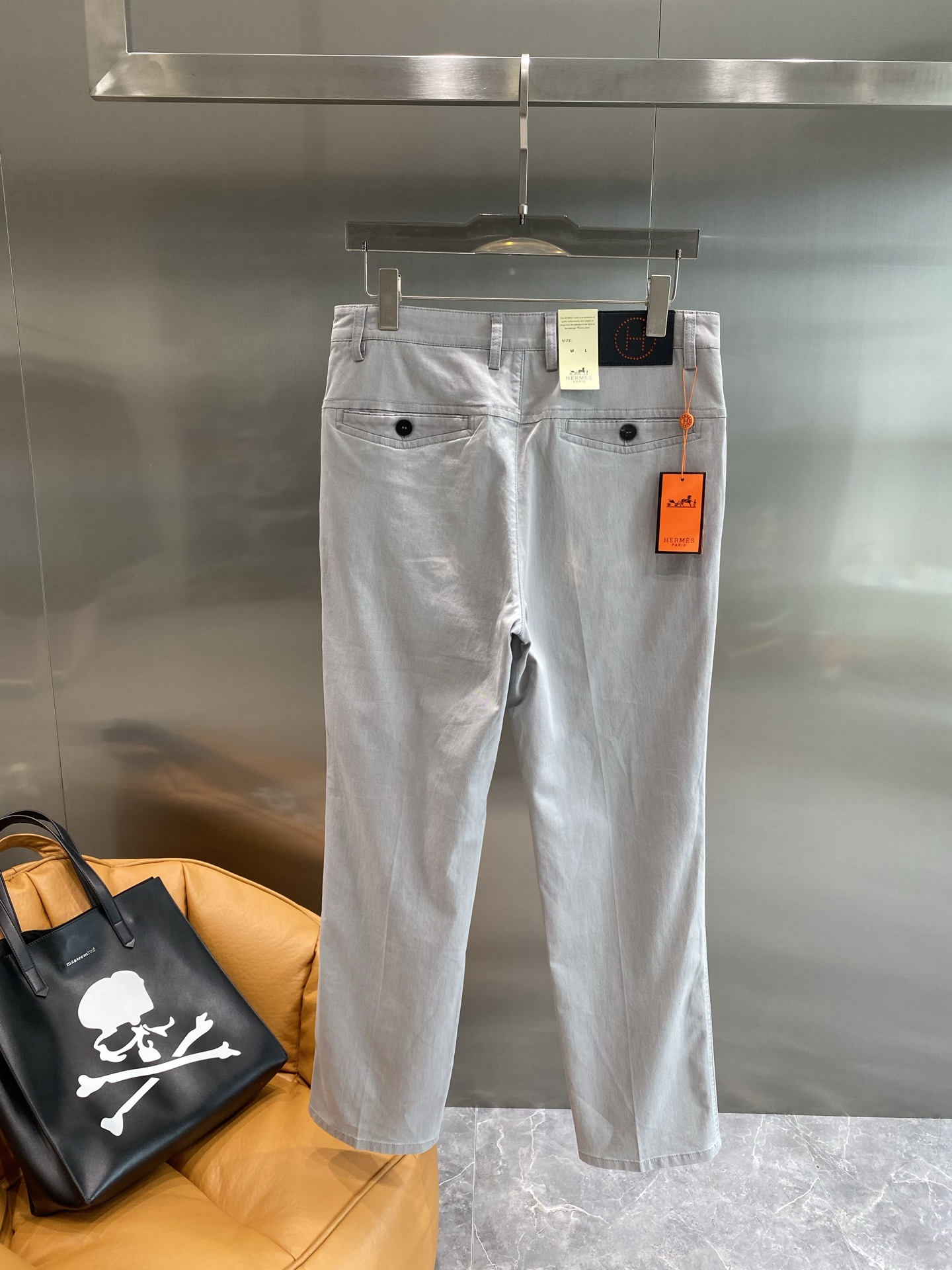 “New Lovers: 205 Trophy Design Leisure Shorts with Fabric Customization” - 图片 9