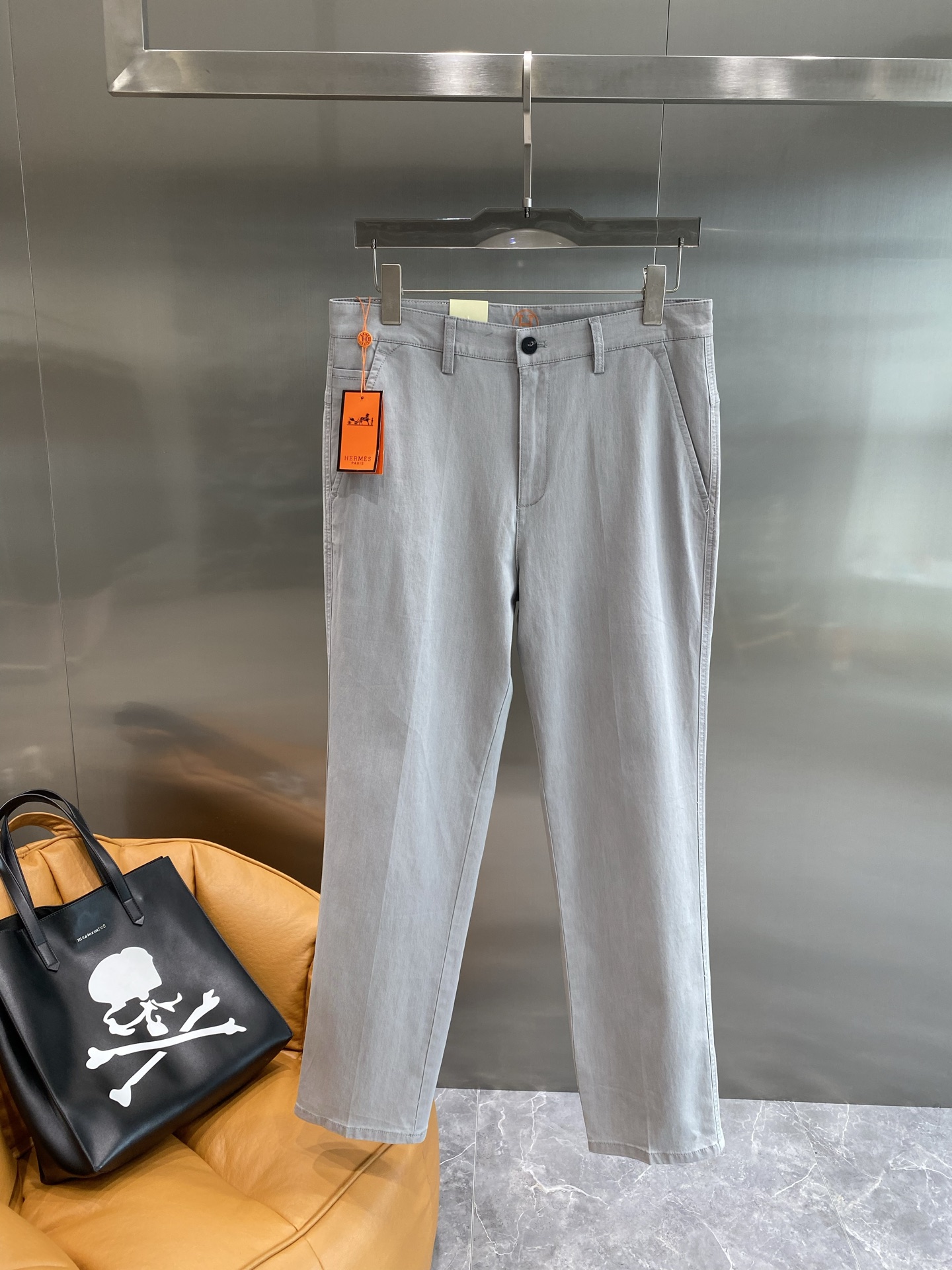 “New Lovers: 205 Trophy Design Leisure Shorts with Fabric Customization” - 图片 2