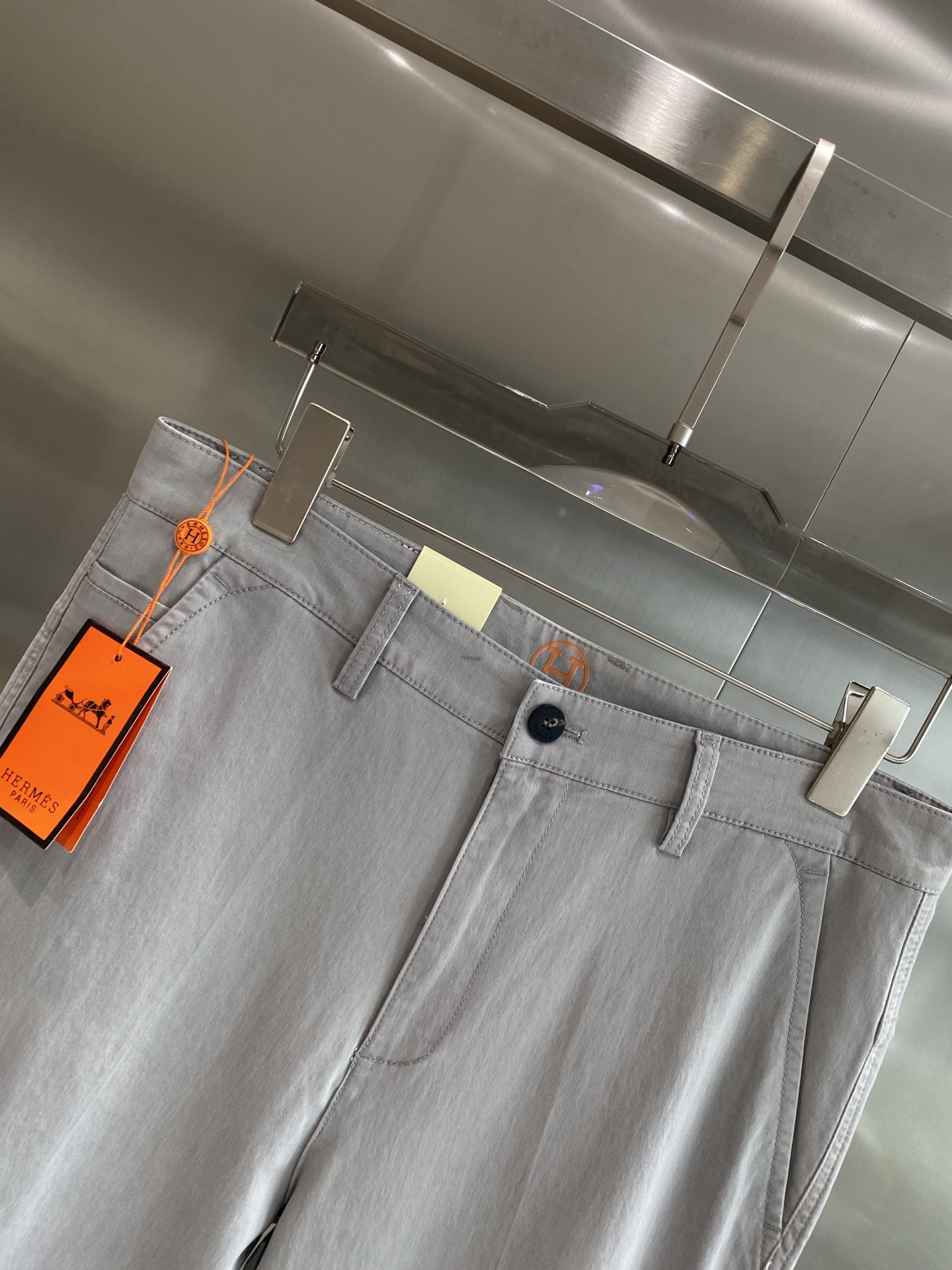 “New Lovers: 205 Trophy Design Leisure Shorts with Fabric Customization” - 图片 3
