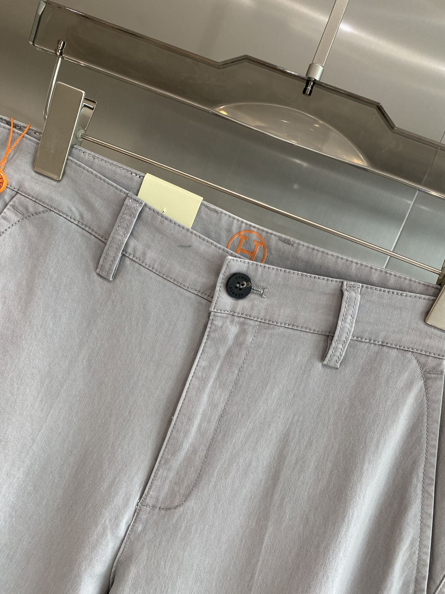 “New Lovers: 205 Trophy Design Leisure Shorts with Fabric Customization” - 图片 6