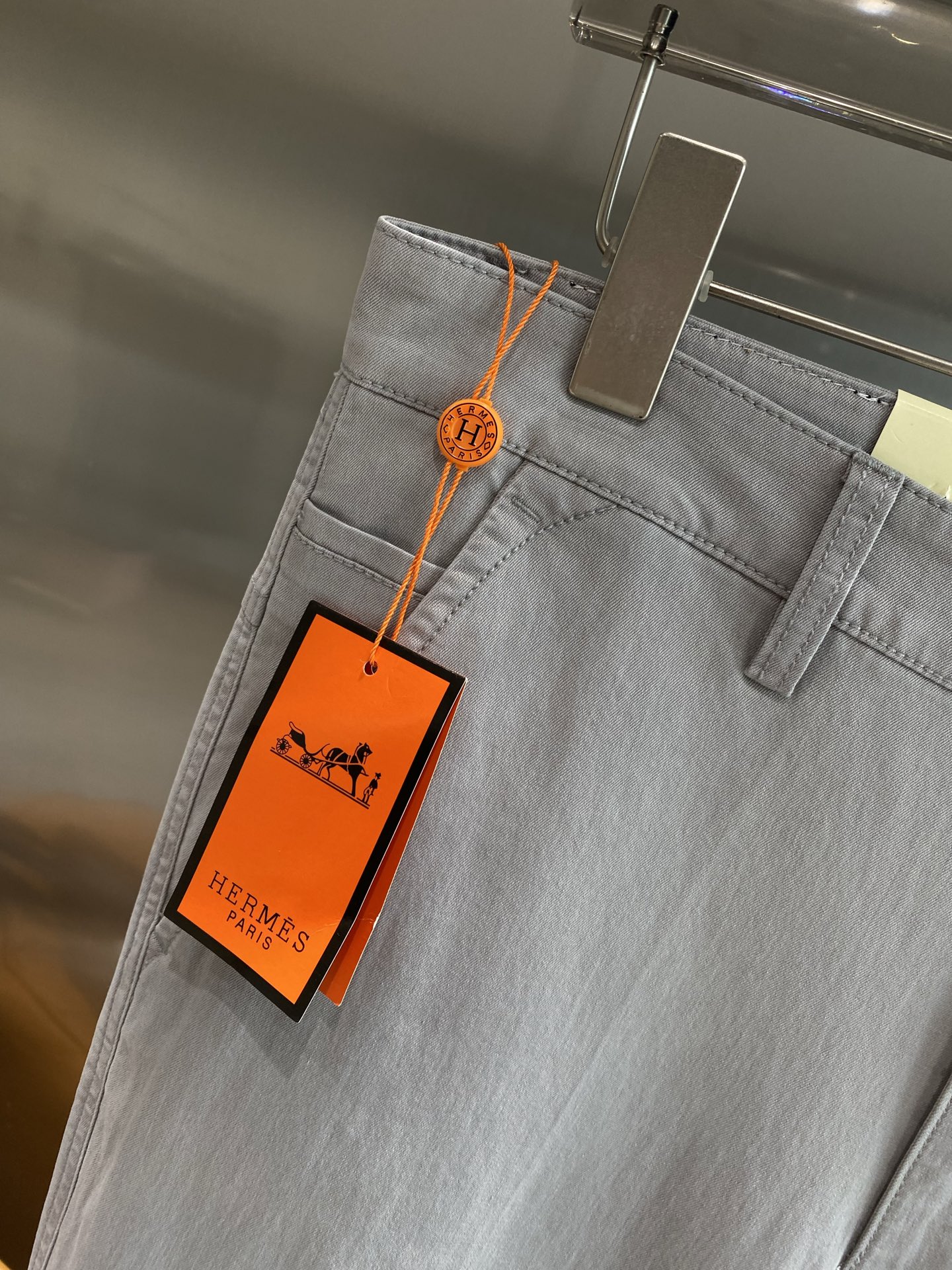 “New Lovers: 205 Trophy Design Leisure Shorts with Fabric Customization” - 图片 4