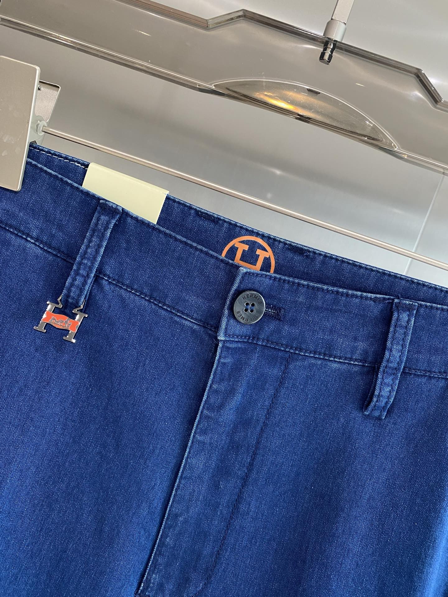 “New Lovers: 205 Leisure Shorts with Trophies Design and Fabric Customization Available” - 图片 4