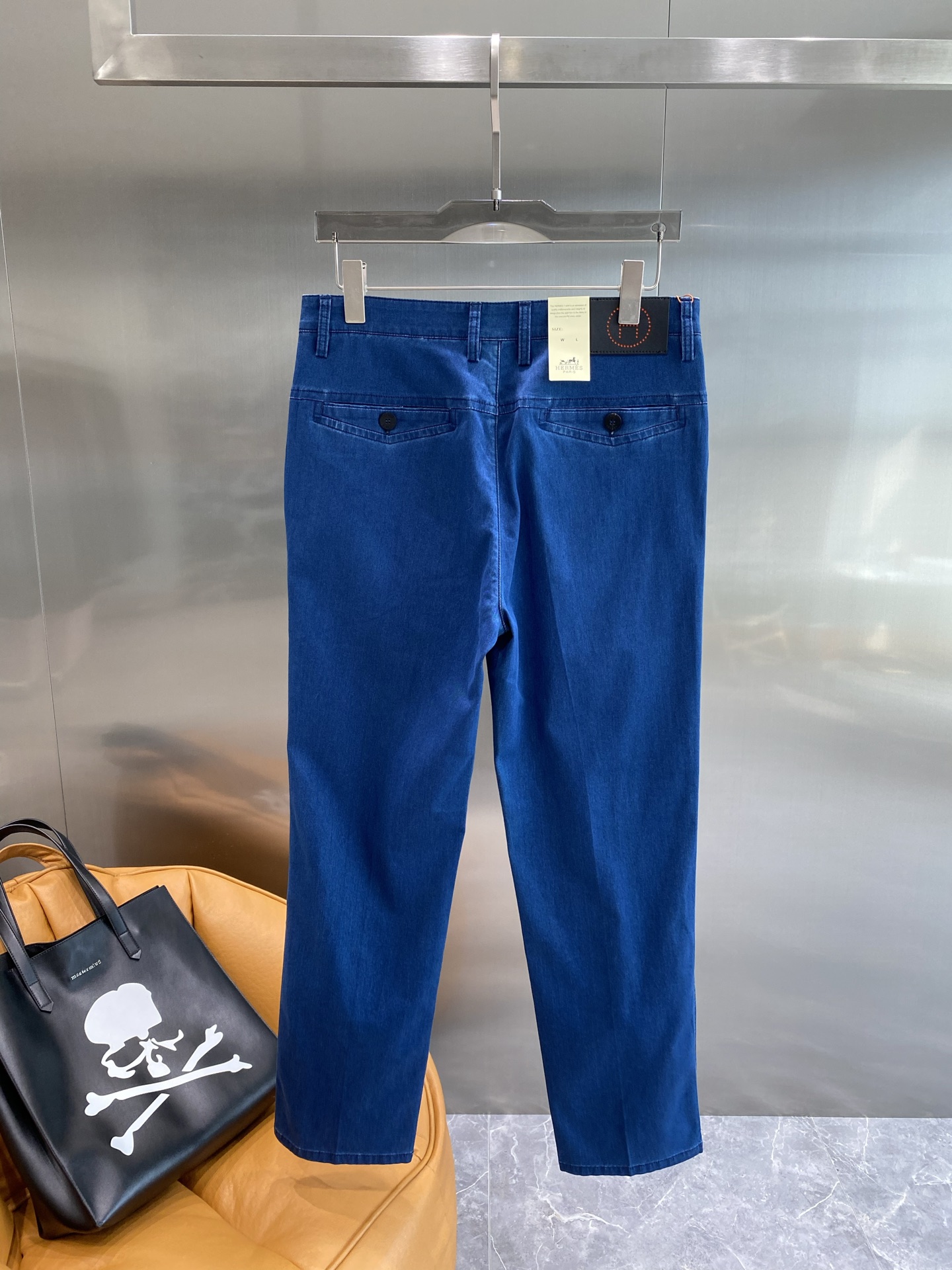 “New Lovers: 205 Leisure Shorts with Trophies Design and Fabric Customization Available” - 图片 9