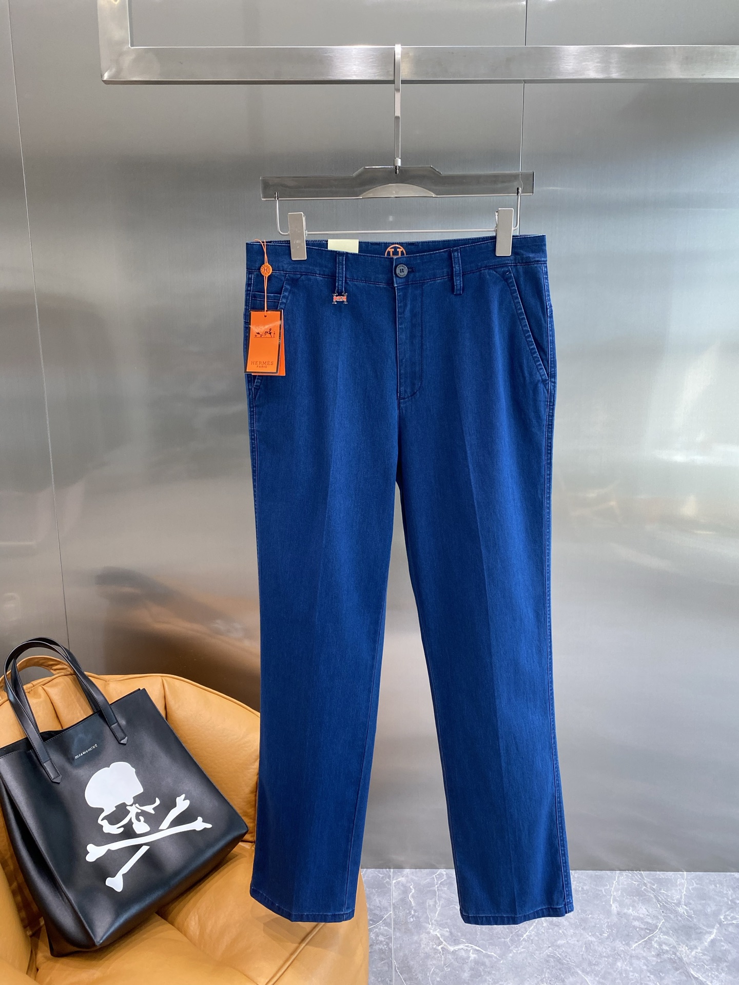 “New Lovers: 205 Leisure Shorts with Trophies Design and Fabric Customization Available” - 图片 2