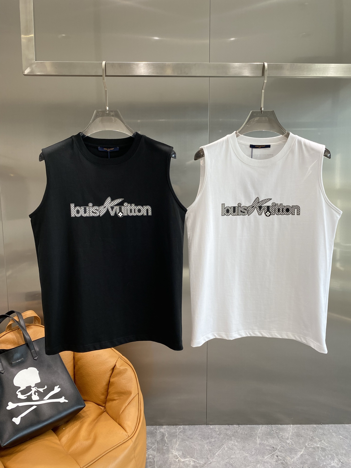 NO:491859,'Donkey Family' 2025 spring and summer new model first-time counter latest short-sleeved round neck vest, high-end customization, avant-garde and fashionable design!  Brand logo heavy craft design, high-end customized mercerated cloud cotton fabric, soft feel, comfortable to wear, exquisite counter-level car line, fine workmanship, invincible and handsome upper body effect!  A must-have item for handsome men!  S-XL the next day, louis vuitton,louis vuitton,t-shirt,alexander wang19860909《驴家》 2025春夏新款首发专柜最新款短袖圆领背心 高端订制 设计前卫时尚！品牌logo重工艺设计 高端定制丝光云朵棉面料.手感柔软.穿着舒适.专柜级别精致车线.做工精细.上身效果无敌帅气！型男必备单品！S-XL隔天,,louis vuitton,louis vuitton,T-shirt,alexander wang,Men's clothing