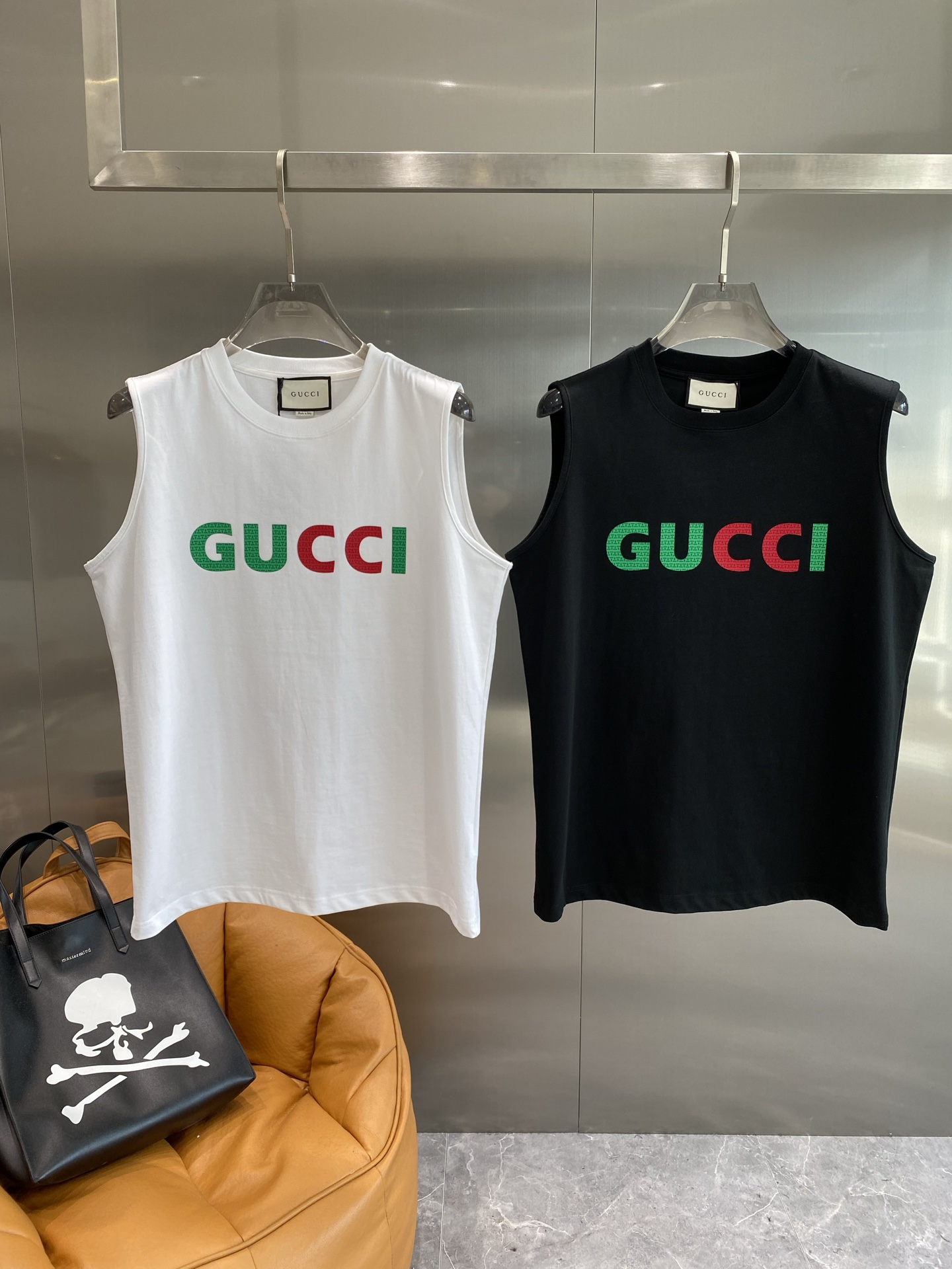 NO:491883,'Gujia' 2025 spring and summer new first-time counter latest vest T-shirt, high-end customization, avant-garde and fashionable design!  Brand logo heavy craft design, high-end customized mercerated cloud cotton fabric, soft feel, comfortable to wear, exquisite counter-level car line, fine workmanship, invincible and handsome upper body effect!  Benefits for handsome men Color black White S-XL Number of S-XL the next day, gucci,tees, t-shirt,alexander wang19860909《古家》 2025春夏新款首发专柜最新款背心T恤 高端订制 设计前卫时尚！品牌logo重工艺设计 高端定制丝光云朵棉面料.手感柔软.穿着舒适.专柜级别精致车线.做工精细.上身效果无敌帅气！型男必备单品 颜色黑色 白色 码数S-XL隔天,,gucci,tees，t-shirt,alexander wang,Men's clothing