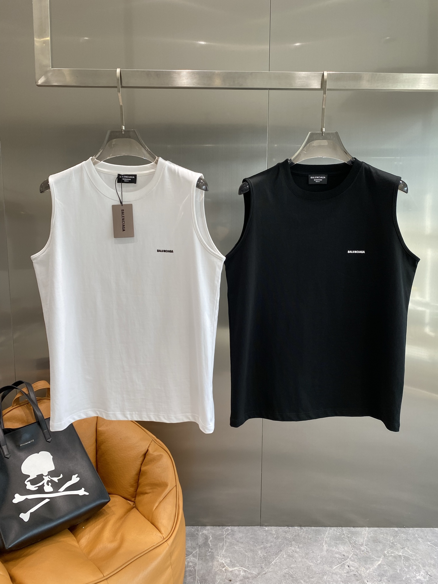 NO:491852,'Paris Home' 2025 spring and summer new first-time counter latest vest T-shirt, high-end customization, avant-garde and fashionable design!  Brand logo heavy craft design, high-end customized mercerated cloud cotton fabric, soft feel, comfortable to wear, exquisite counter-level car line, fine workmanship, invincible and handsome upper body effect!  Benefits for handsome men Color black White S-XL next day, balenciaga,tees, t-shirt,alexander wang19860909《巴黎家》 2025春夏新款首发专柜最新款背心T恤 高端订制 设计前卫时尚！品牌logo重工艺设计 高端定制丝光云朵棉面料.手感柔软.穿着舒适.专柜级别精致车线.做工精细.上身效果无敌帅气！型男必备单品 颜色黑色 白色 码数S-XL隔天,,balenciaga,tees，t-shirt,alexander wang,Men's clothing