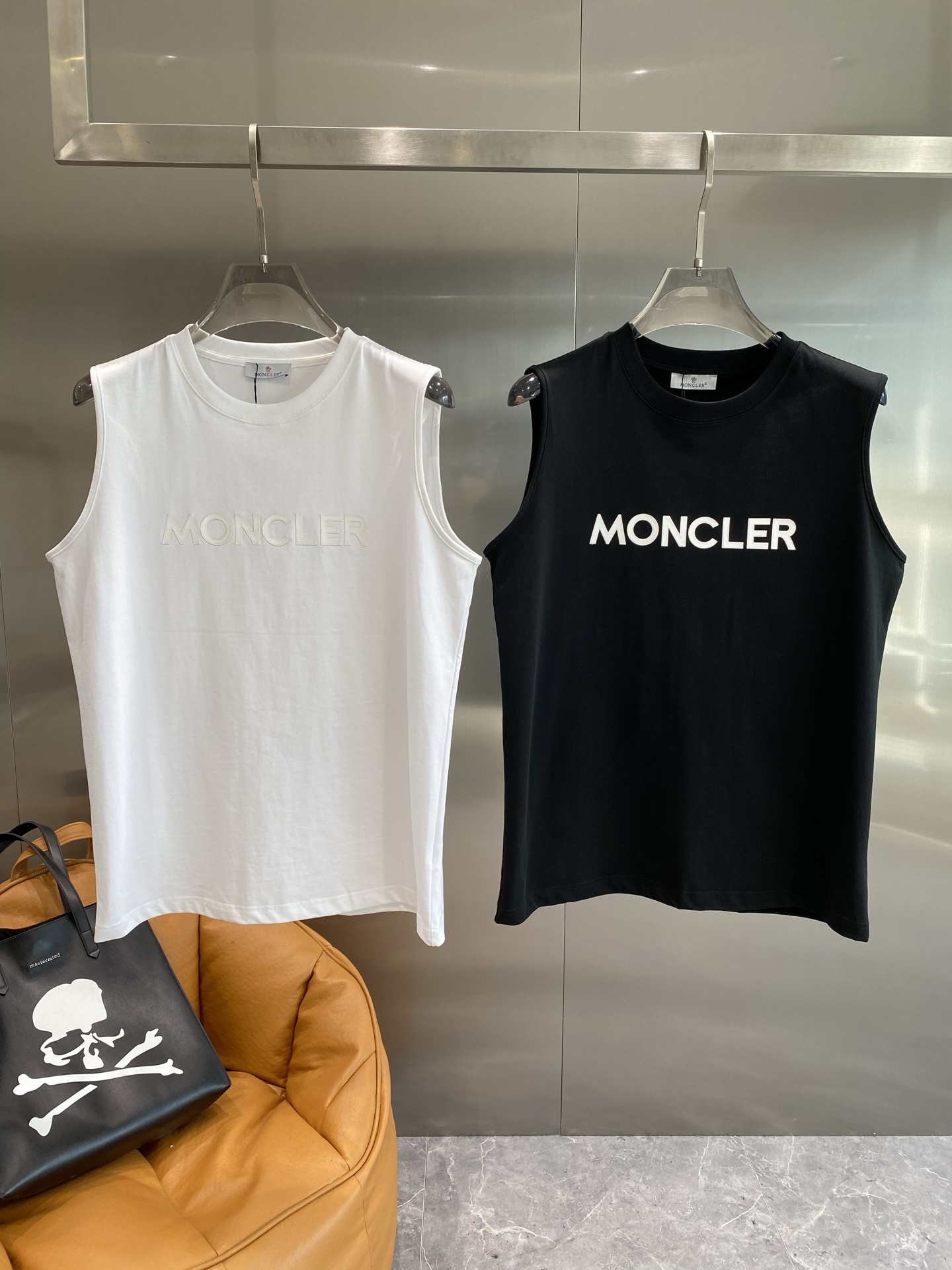 NO:491845,'Mengjia' 2025 spring and summer new first-time counter latest vest T-shirt, high-end customization, avant-garde and fashionable design!  Brand logo heavy craft design, high-end customized mercerated cloud cotton fabric, soft feel, comfortable to wear, exquisite counter-level car line, fine workmanship, invincible and handsome upper body effect!  Benefits for handsome men Color black White S-XL next day, tees, t-shirt, alexander wang19860909《蒙家》 2025春夏新款首发专柜最新款背心T恤 高端订制 设计前卫时尚！品牌logo重工艺设计 高端定制丝光云朵棉面料.手感柔软.穿着舒适.专柜级别精致车线.做工精细.上身效果无敌帅气！型男必备单品 颜色黑色 白色 码数S-XL隔天,,tees，t-shirt,alexander wang,Men's clothing