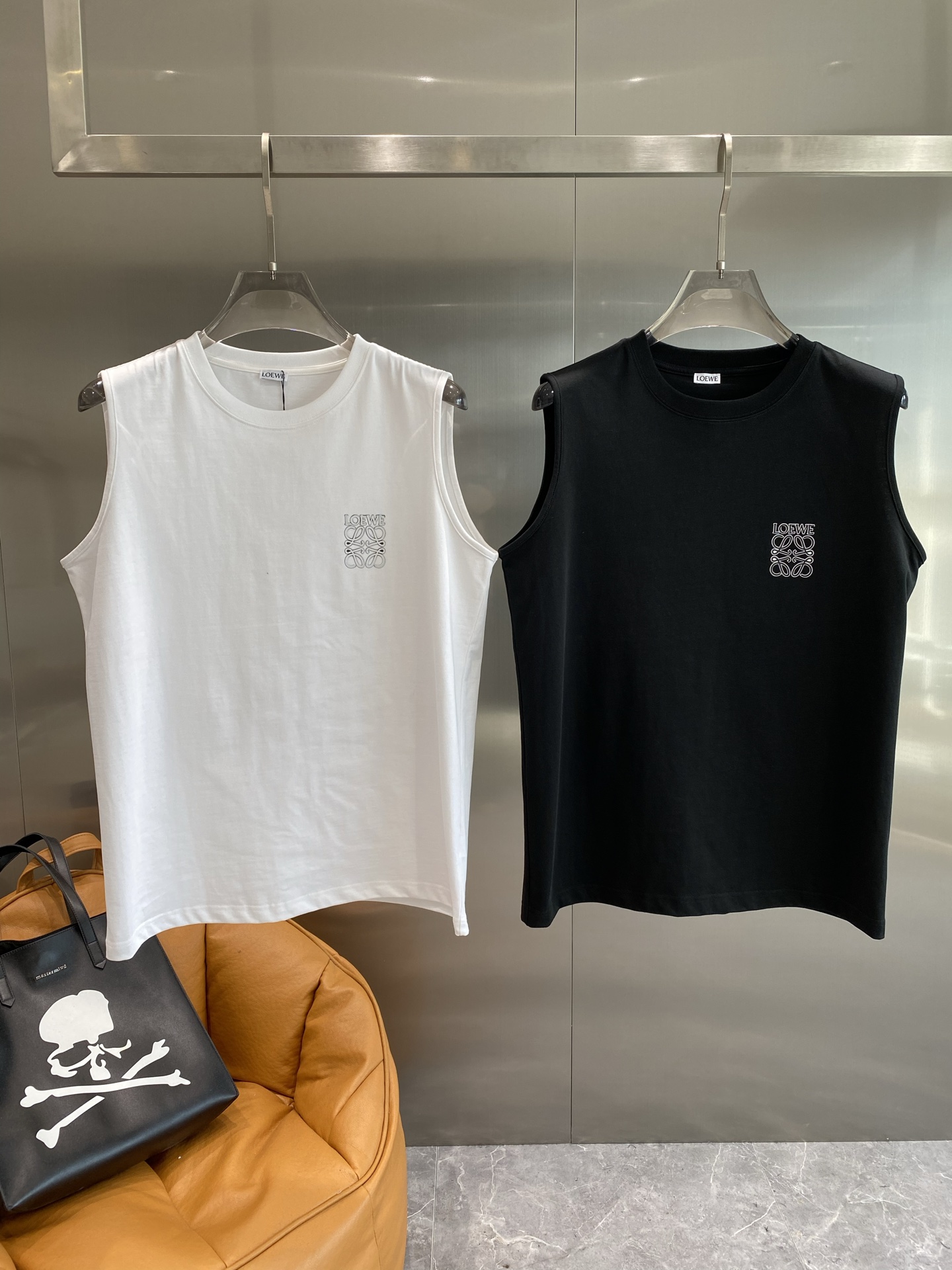 NO:491838,'Luo Family' 2025 spring and summer new first-time counter latest vest T-shirt, high-end customization, avant-garde and fashionable design!  Brand logo heavy craft design, high-end customized mercerated cloud cotton fabric, soft feel, comfortable to wear, exquisite counter-level car line, fine workmanship, invincible and handsome upper body effect!  Benefits for handsome men, color black white, S-XL, next day, loewe, tees, t-shirt, alexander wang19860909《罗家》 2025春夏新款首发专柜最新款背心T恤 高端订制 设计前卫时尚！品牌logo重工艺设计 高端定制丝光云朵棉面料.手感柔软.穿着舒适.专柜级别精致车线.做工精细.上身效果无敌帅气！型男必备单品 颜色黑色 白色 码数S-XL隔天,,loewe,tees，t-shirt,alexander wang,Men's clothing