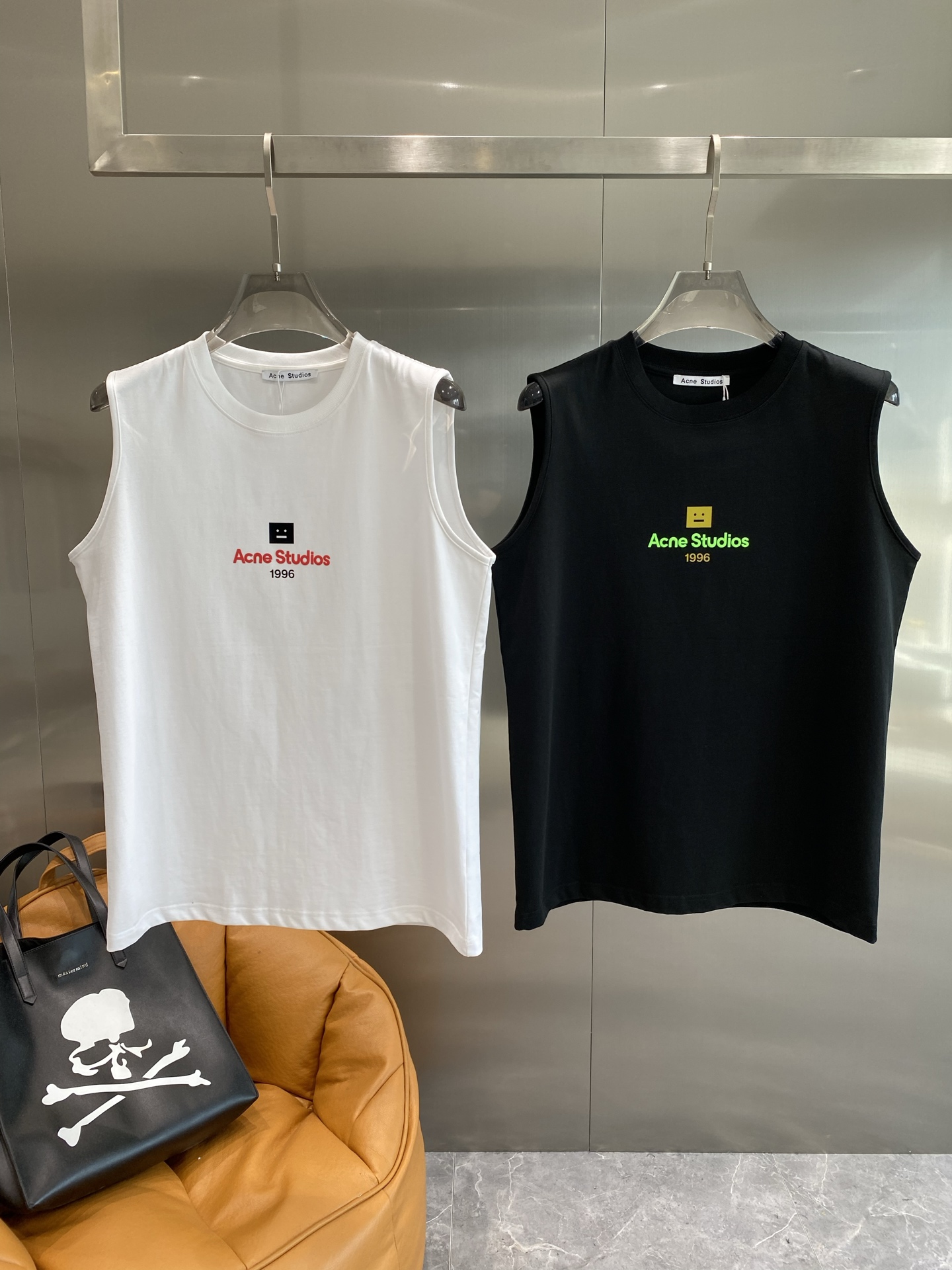 NO:491831,'ACNE Home' 2025 spring and summer new first-time counter latest vest T-shirt, high-end customization, avant-garde and fashionable design!  Brand logo heavy craft design, high-end customized mercerated cloud cotton fabric, soft feel, comfortable to wear, exquisite counter-level car line, fine workmanship, invincible and handsome upper body effect!  Benefits for handsome men Color black White S-XL next day, acne studios,tees,t-shirt,alexander wang19860909《ACNE家》 2025春夏新款首发专柜最新款背心T恤 高端订制 设计前卫时尚！品牌logo重工艺设计 高端定制丝光云朵棉面料.手感柔软.穿着舒适.专柜级别精致车线.做工精细.上身效果无敌帅气！型男必备单品 颜色黑色 白色 码数S-XL隔天,,acne studios,tees，t-shirt,alexander wang,Men's clothing