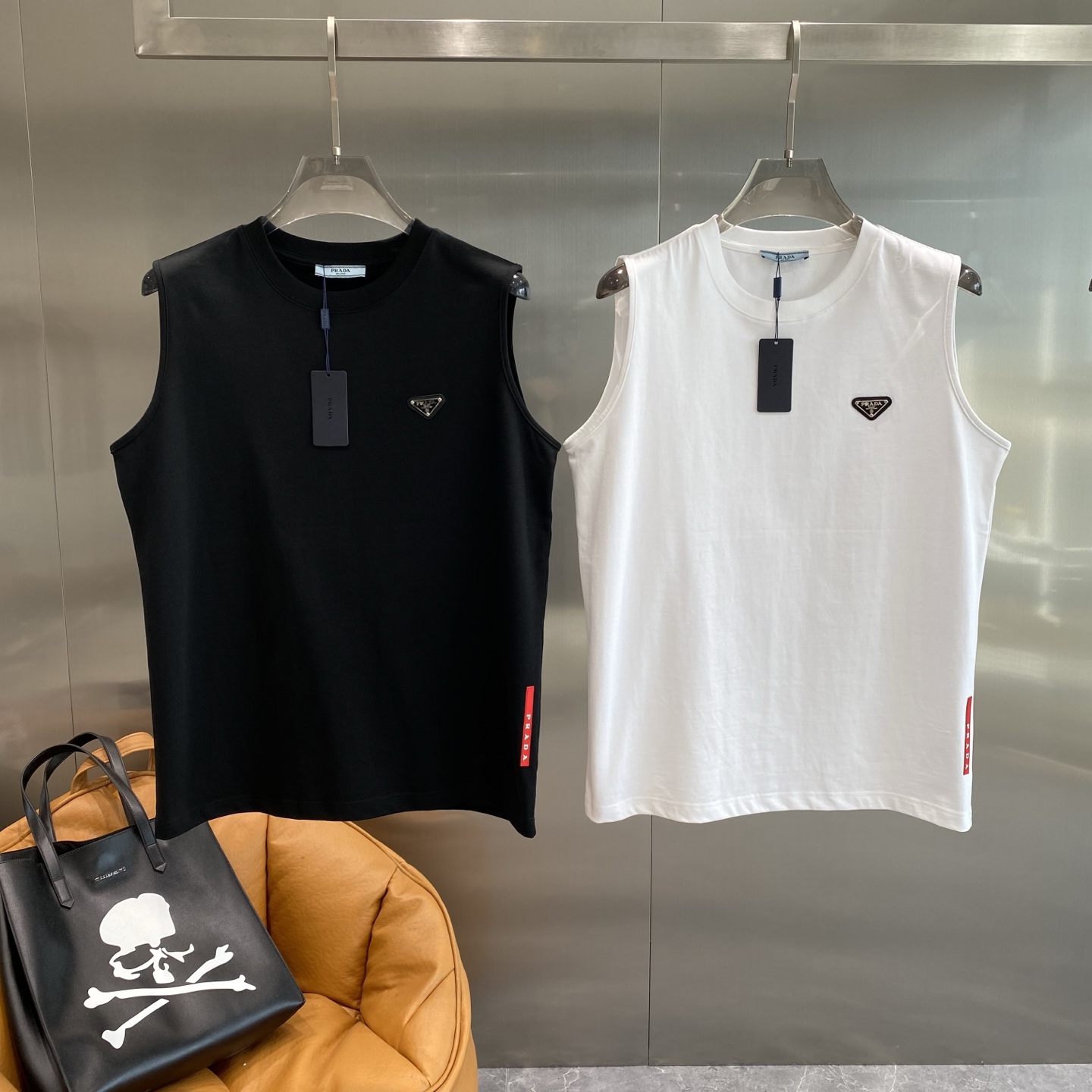 NO:491865,'Pujia' 2025 spring and summer new model first-time counter latest short-sleeved round neck vest, high-end customization, avant-garde and fashionable design!  Brand logo heavy craft design, high-end customized mercerated cloud cotton fabric, soft feel, comfortable to wear, exquisite counter-level car line, fine workmanship, invincible and handsome upper body effect!  A must-have item for handsome men!  S-XL the next day, prada, T-shirt, alexander wang19860909《普家》 2025春夏新款首发专柜最新款短袖圆领背心 高端订制 设计前卫时尚！品牌logo重工艺设计 高端定制丝光云朵棉面料.手感柔软.穿着舒适.专柜级别精致车线.做工精细.上身效果无敌帅气！型男必备单品！S-XL隔天,,prada,T-shirt,alexander wang,Men's clothing