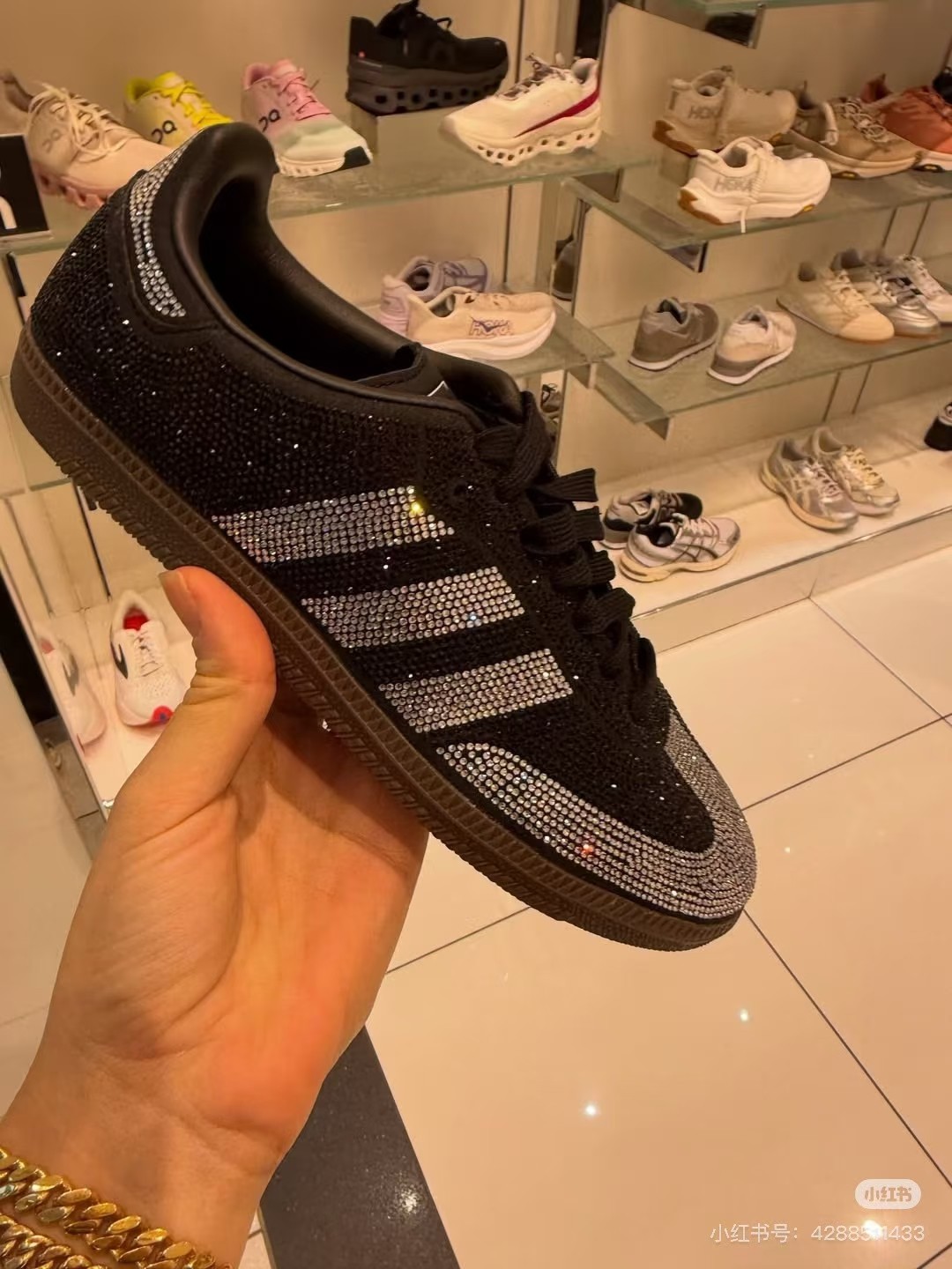 阿迪达斯预计将在假日季正式发售“水晶白/水晶白/金属银”配色的Samba OG复古款，全新白色版本的水钻Samba设计更为内敛：鞋身基底铺满水钻，但鞋头、三条纹标志、后跟与鞋眼片等部位仍沿用Samba标志性的麂皮与皮革材质。这种混合材质的运用为原本炫目的设计注入了平衡感。
​