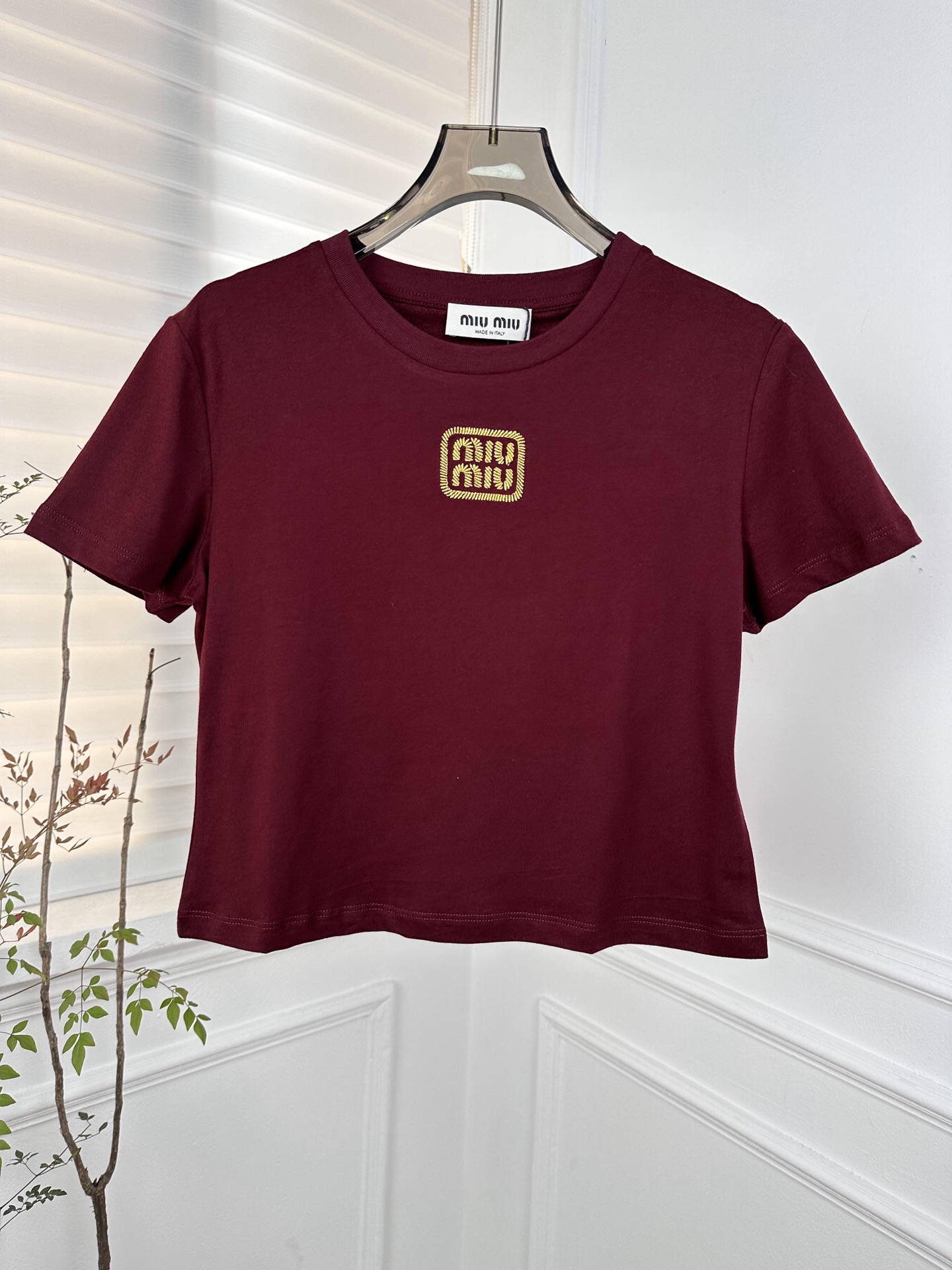 MiuMi*时2024早春新品字母logo T恤，购入开发，最高版本，丝光棉面料，简约时尚，现货SML jjszyjdleysdwz