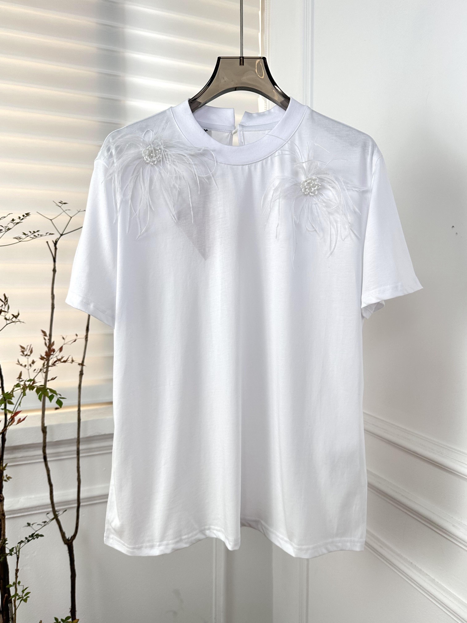 MiuM*u24早春新款白月光鸵鸟毛花朵T恤设计真的太美了好仙女干净的一款独家设计款！定制面料鸵鸟毛珠子