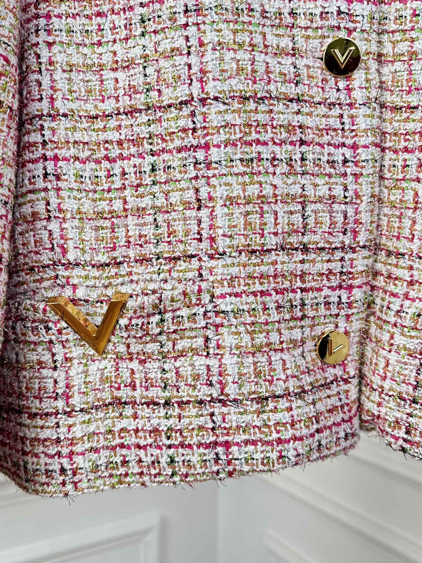 valen*tino24Ss早春新款彩色翻领编织外套定制粗纺材质羊毛的成份加持质感更为上乘短款设计上身更