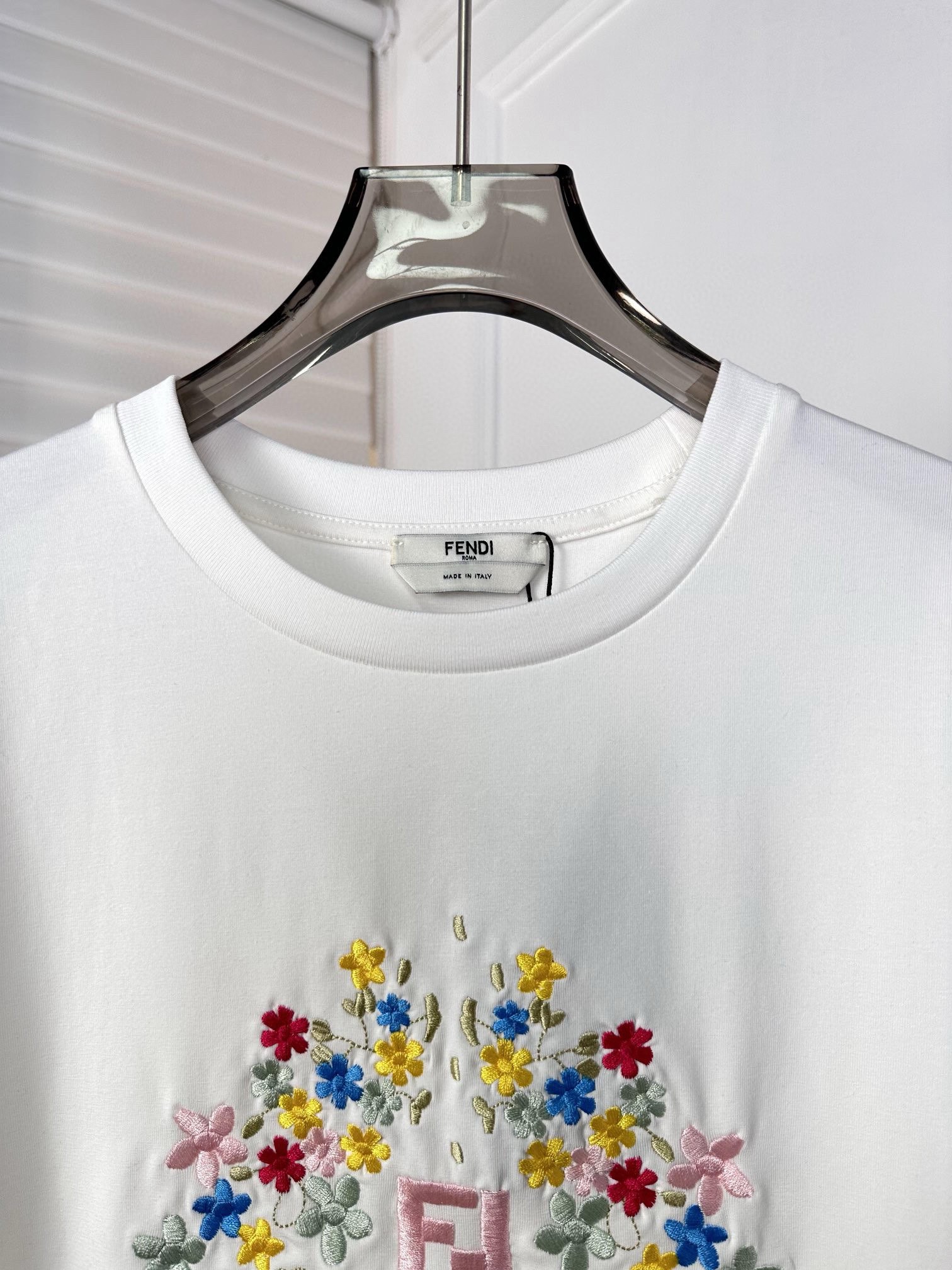 ss新品绣花T恤标准版型圆领短袖T恤采用棉质平纹布材质制作胸前饰有彩色花卉图案和品牌标识刺绣罗纹领口和下
