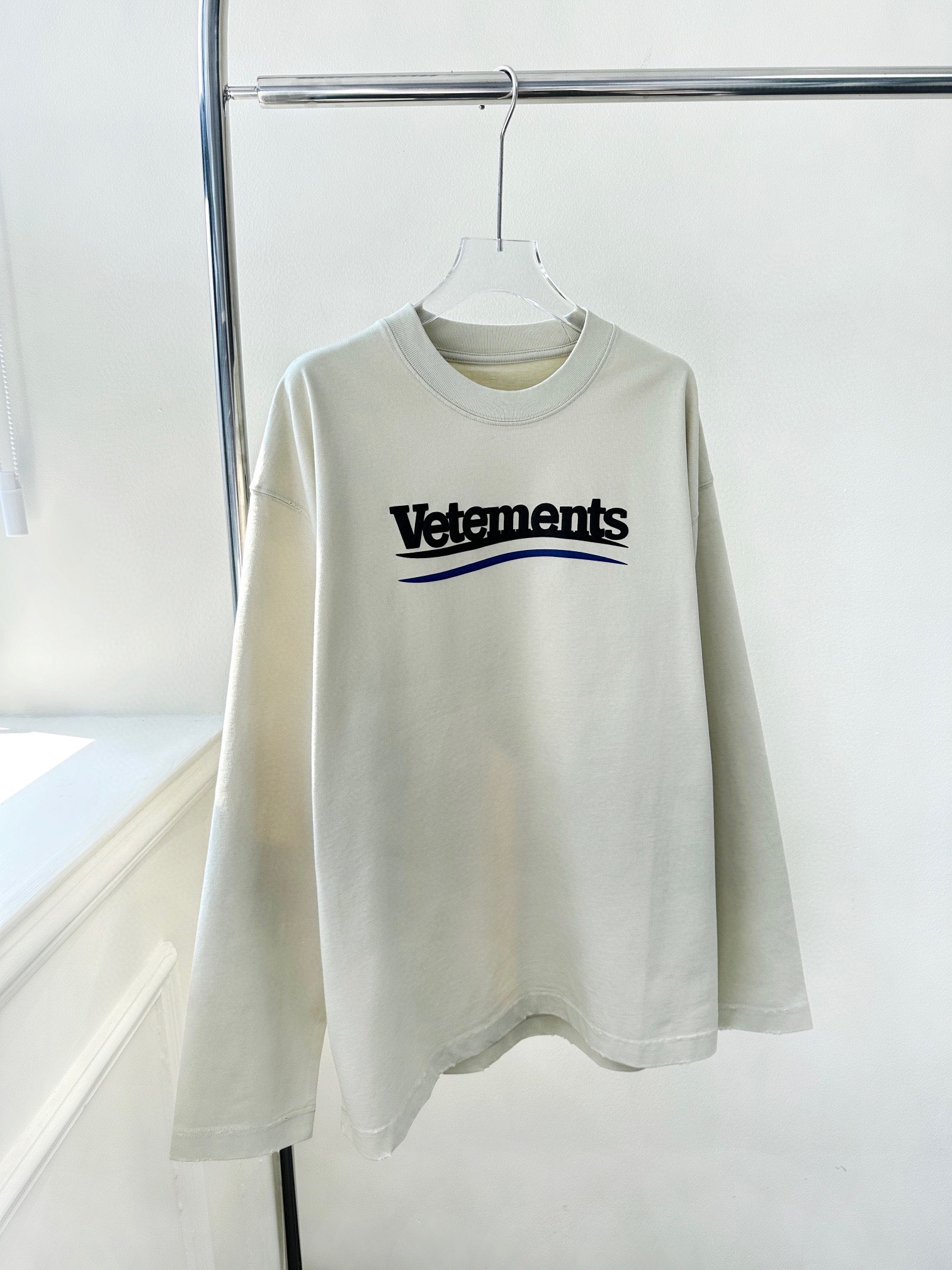 High-Quality Women’s Clothes: Long-Sleeve T-Shirt with Exclusive Logo Letters in Early Autumn