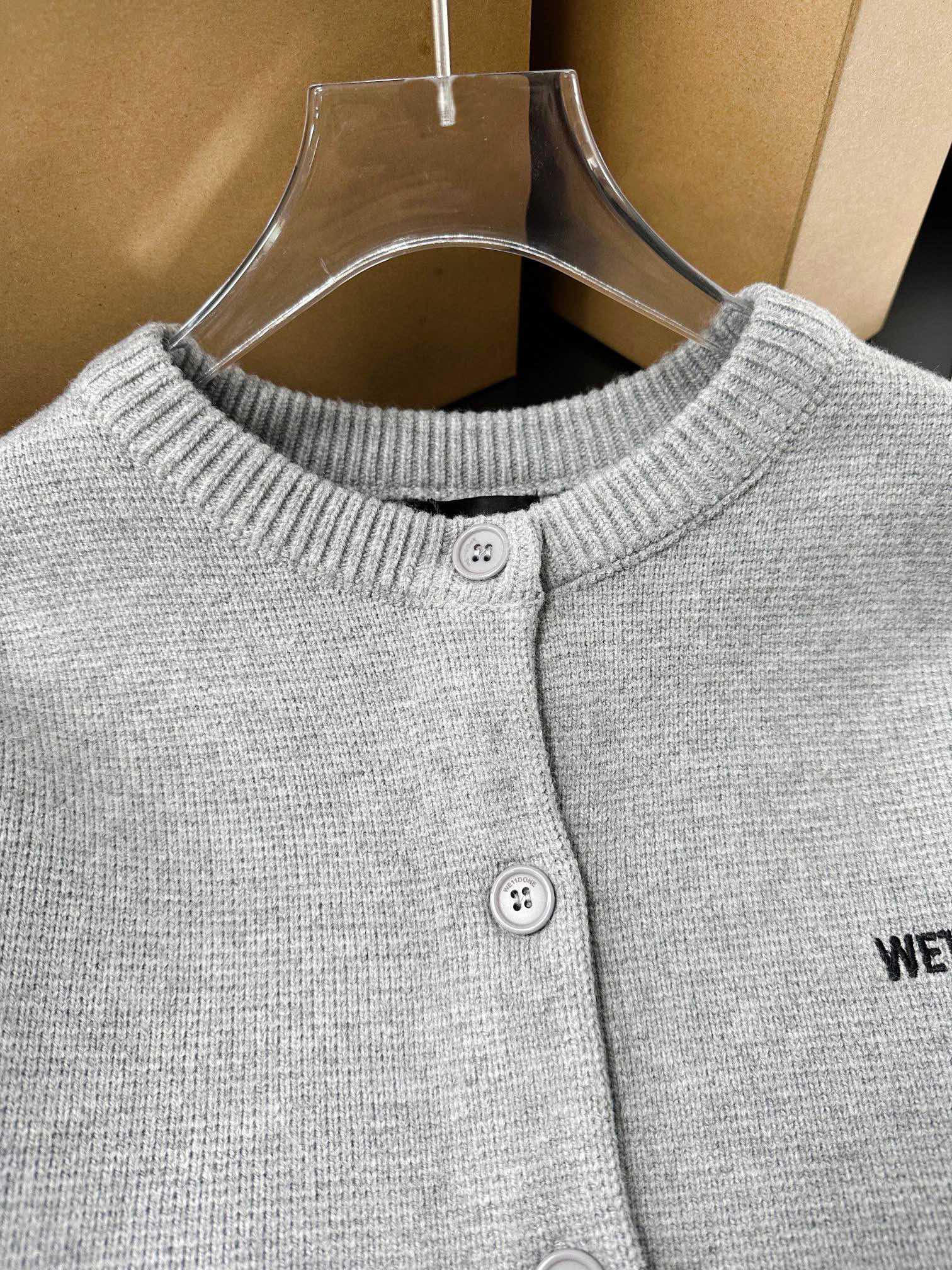 “High-end Women’s Suit: Embroidered Wool, Loose Style, Classic – Early Autumn Collection” - 图片 4