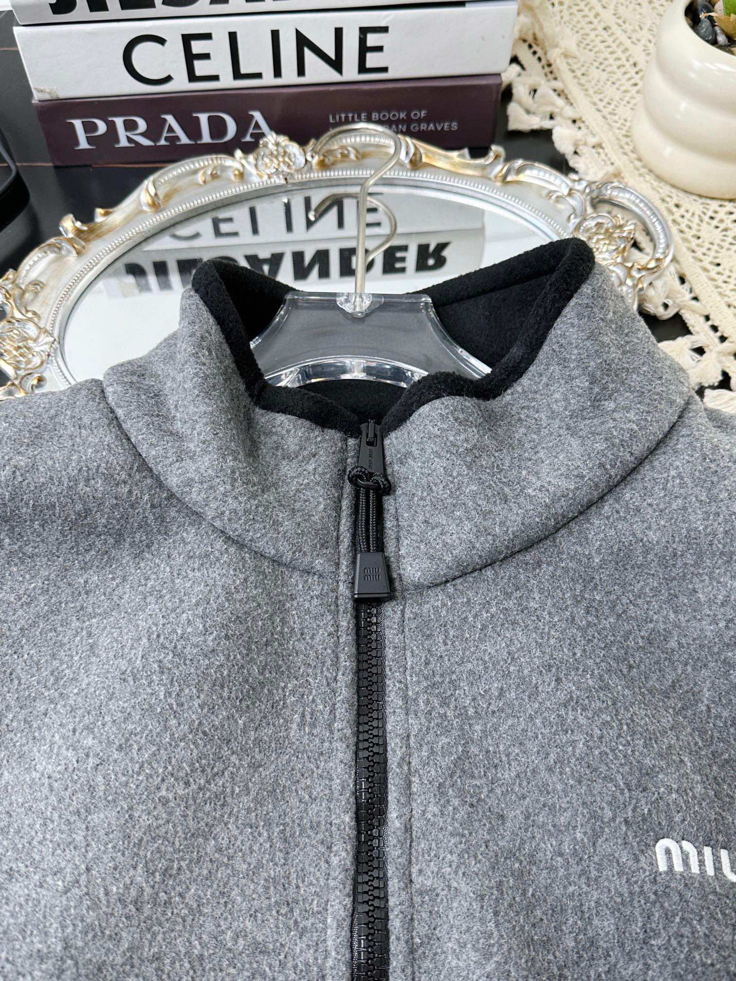 MiuMiu Abbigliamento Giacca & Soprabito Grigio Bianco Ricamo Collezione Autunno/Inverno SML2025300 4 i1726930434 2801 7